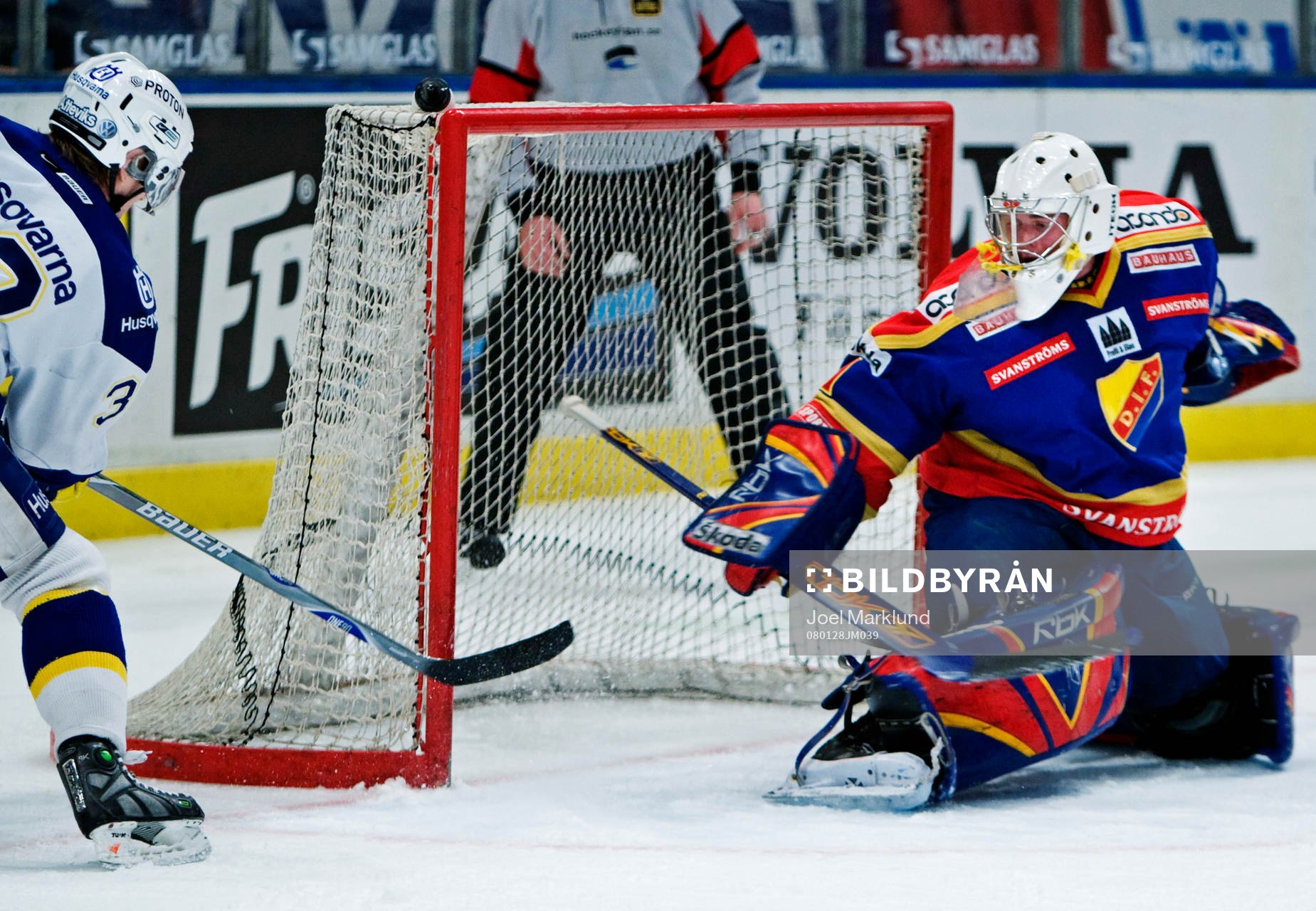 Jari Kauppila, HV71, gör mål på Daniel Larsson,