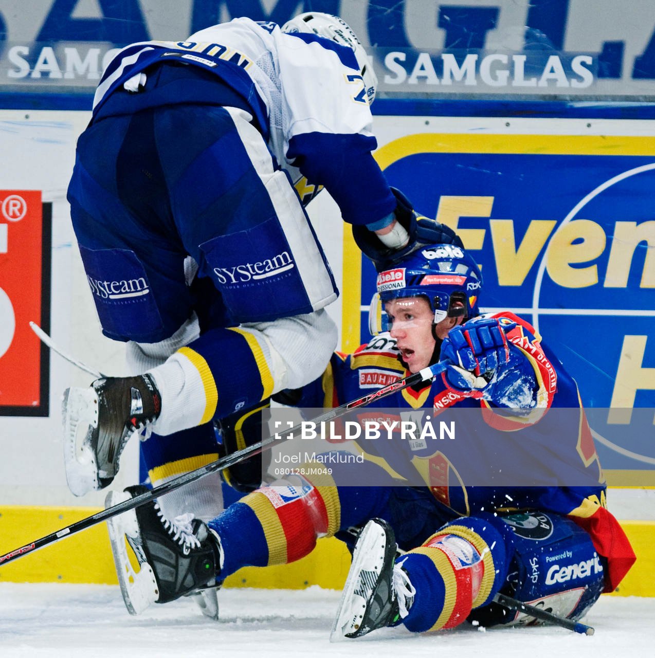Johan Davidsson, HV71, trycker ner Nicklas Danielsson,