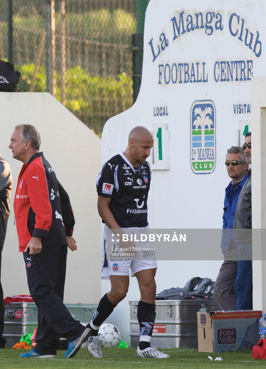 Henrik Larsson utbytt, t.v. Bosse Nilsson