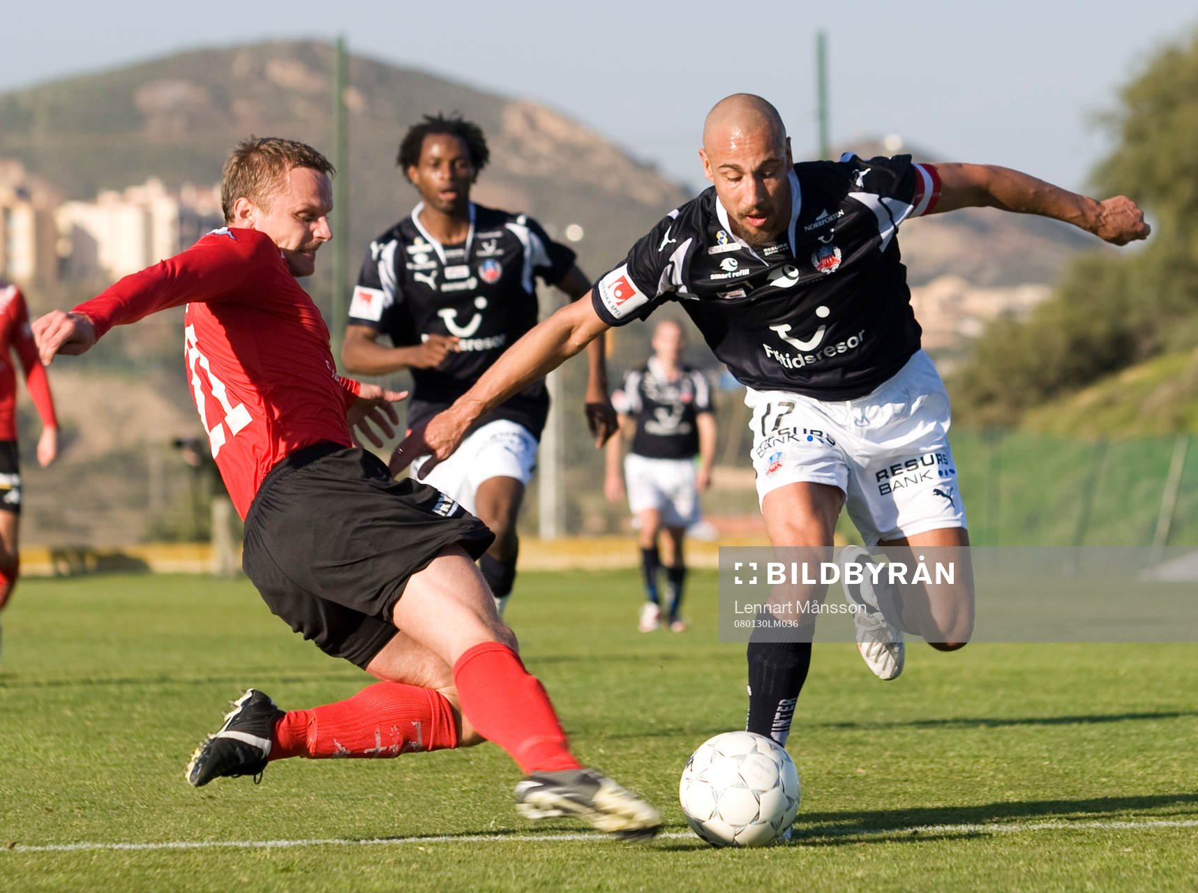 Kristjan Sigurdsson försöker stoppa Henrik Larsson