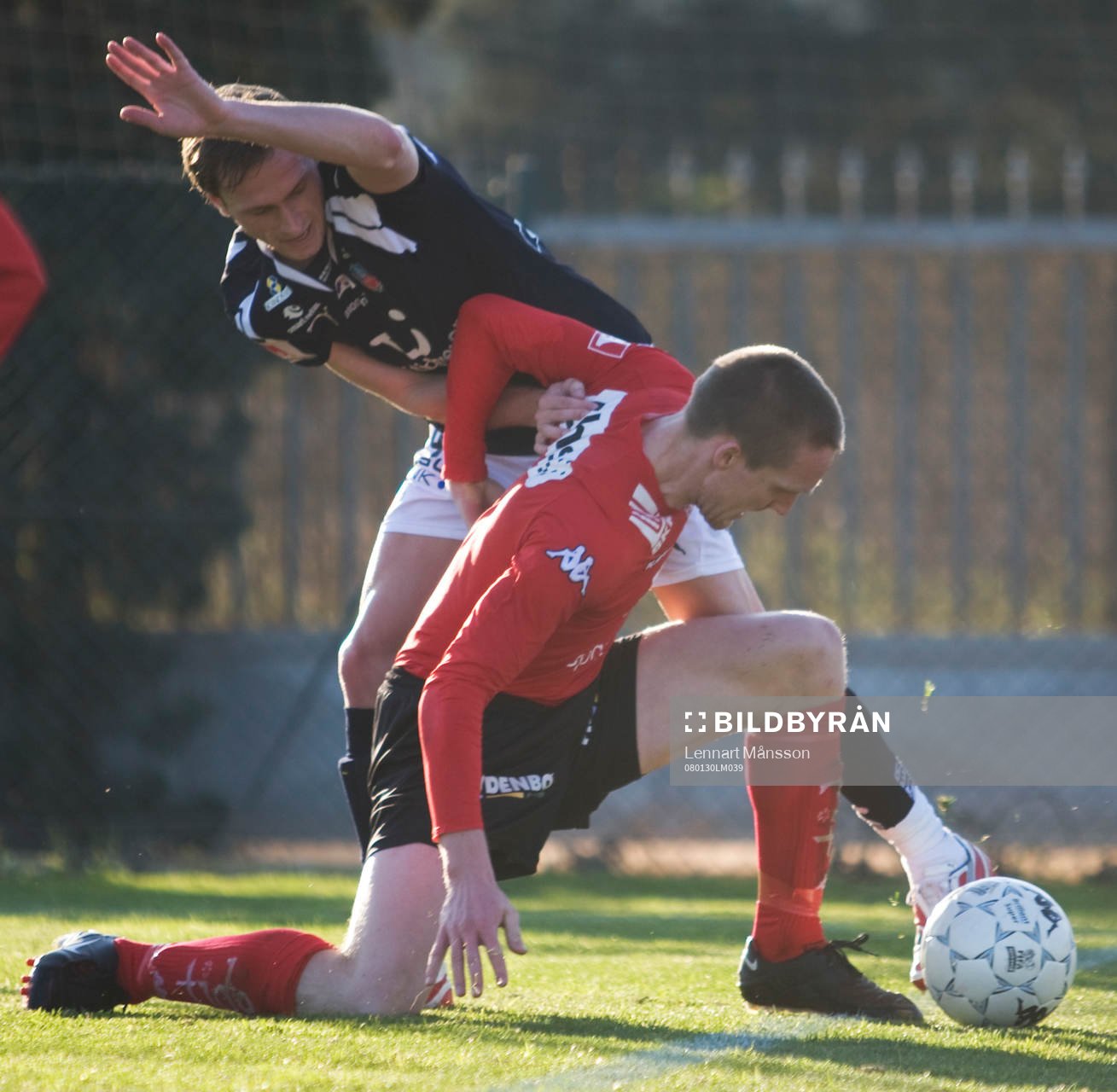  Martin Kolar i kamp med en Brann-spelare.