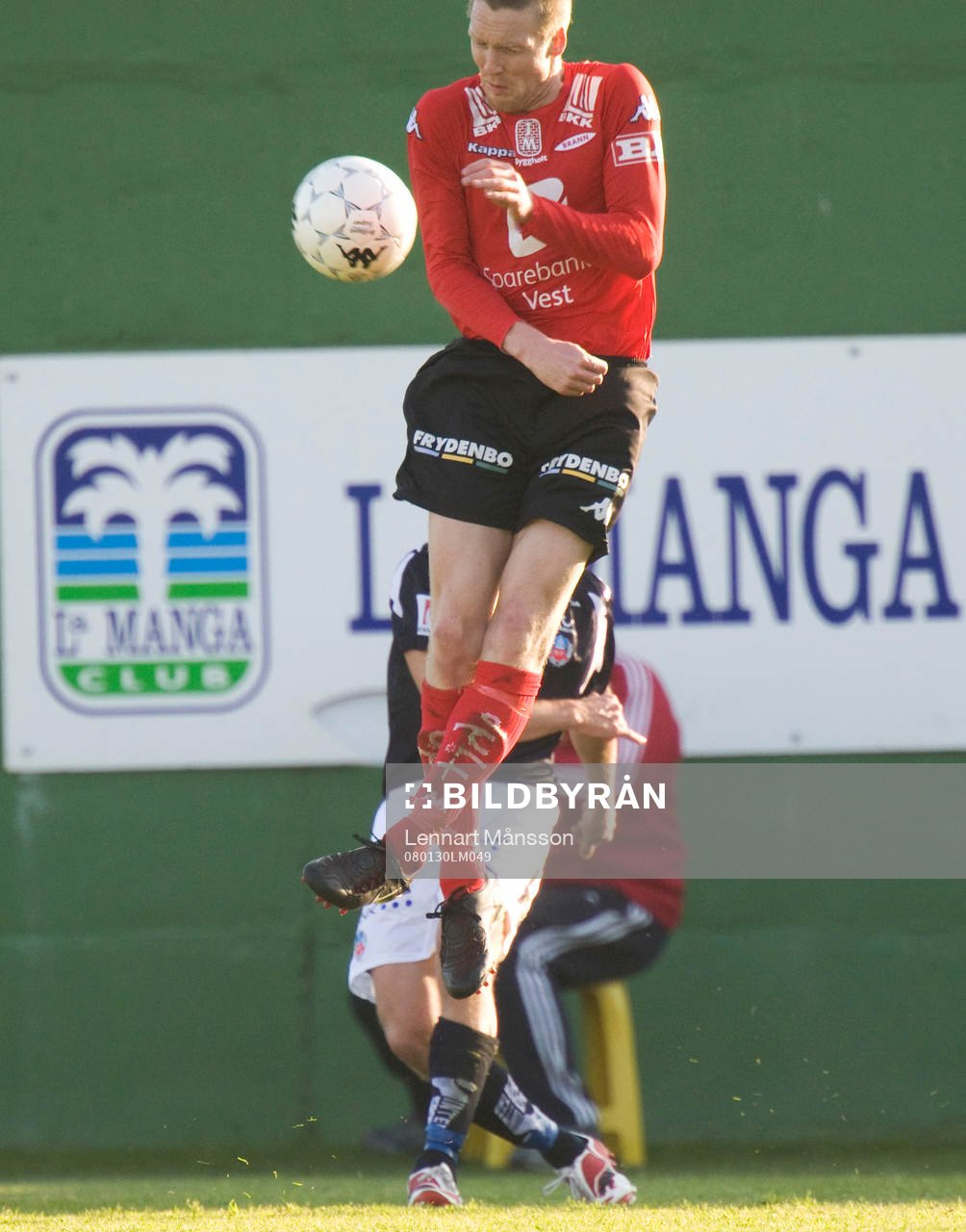  Christoffer Andersson rensar undan framför en Brann-spelare.