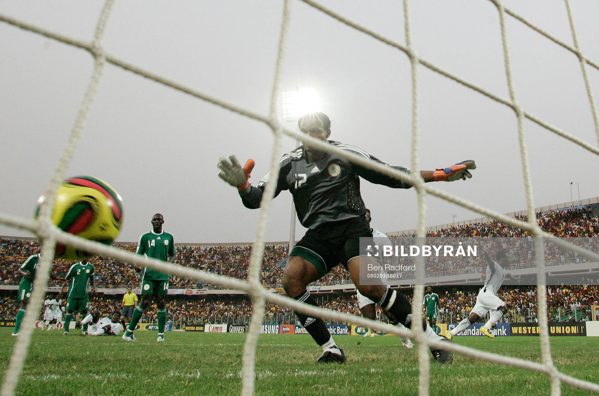 Michael Essien, Ghana (Jubel) och Austine Ejibe, Nigeria
