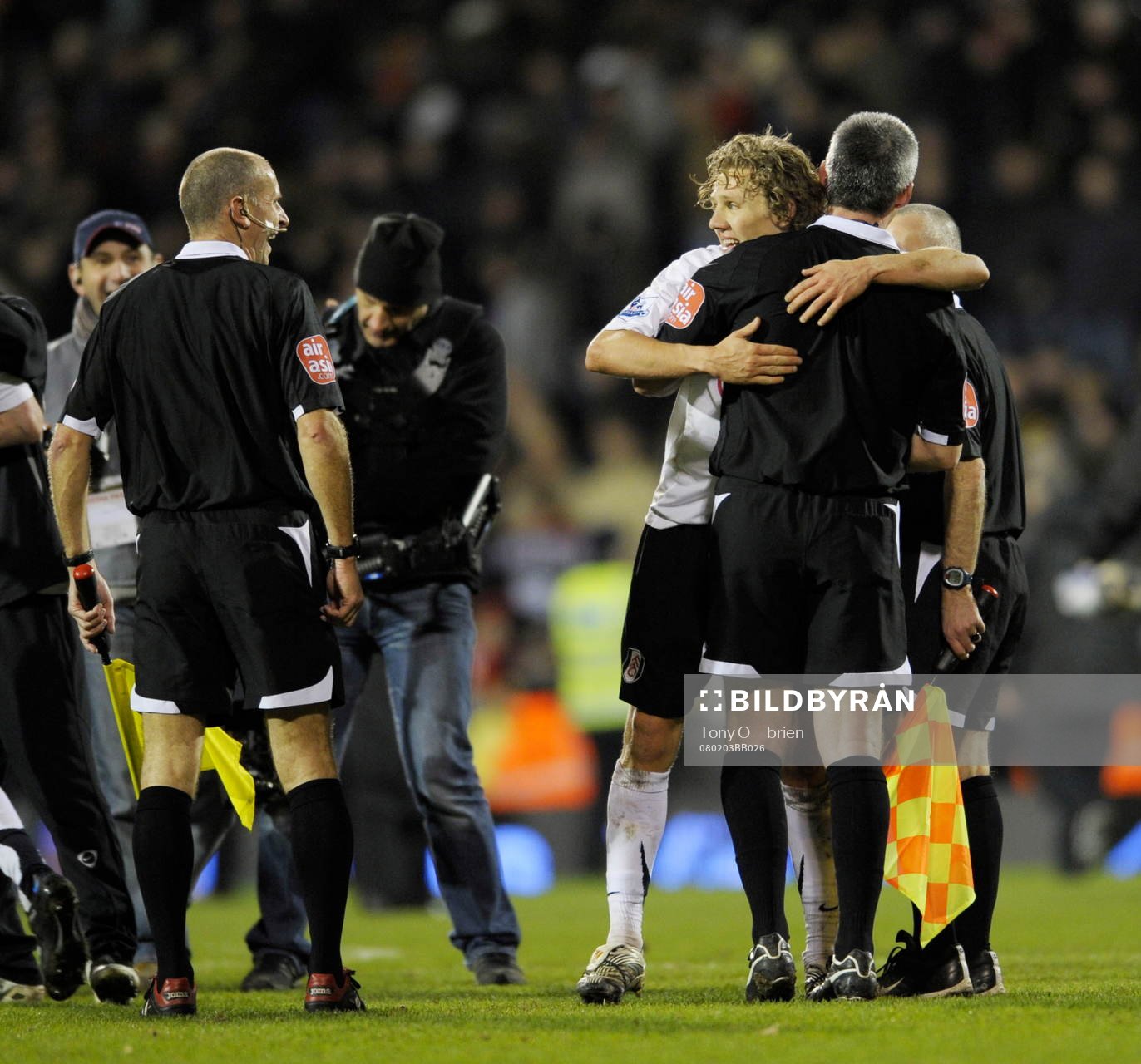 Jimmy Bullard, Fulham (Jubel) kramar Chris Foy, Domare