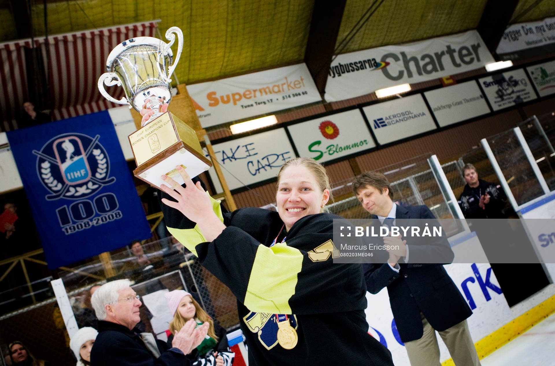 Emelie Berggren, AIK lyfter pokalen
