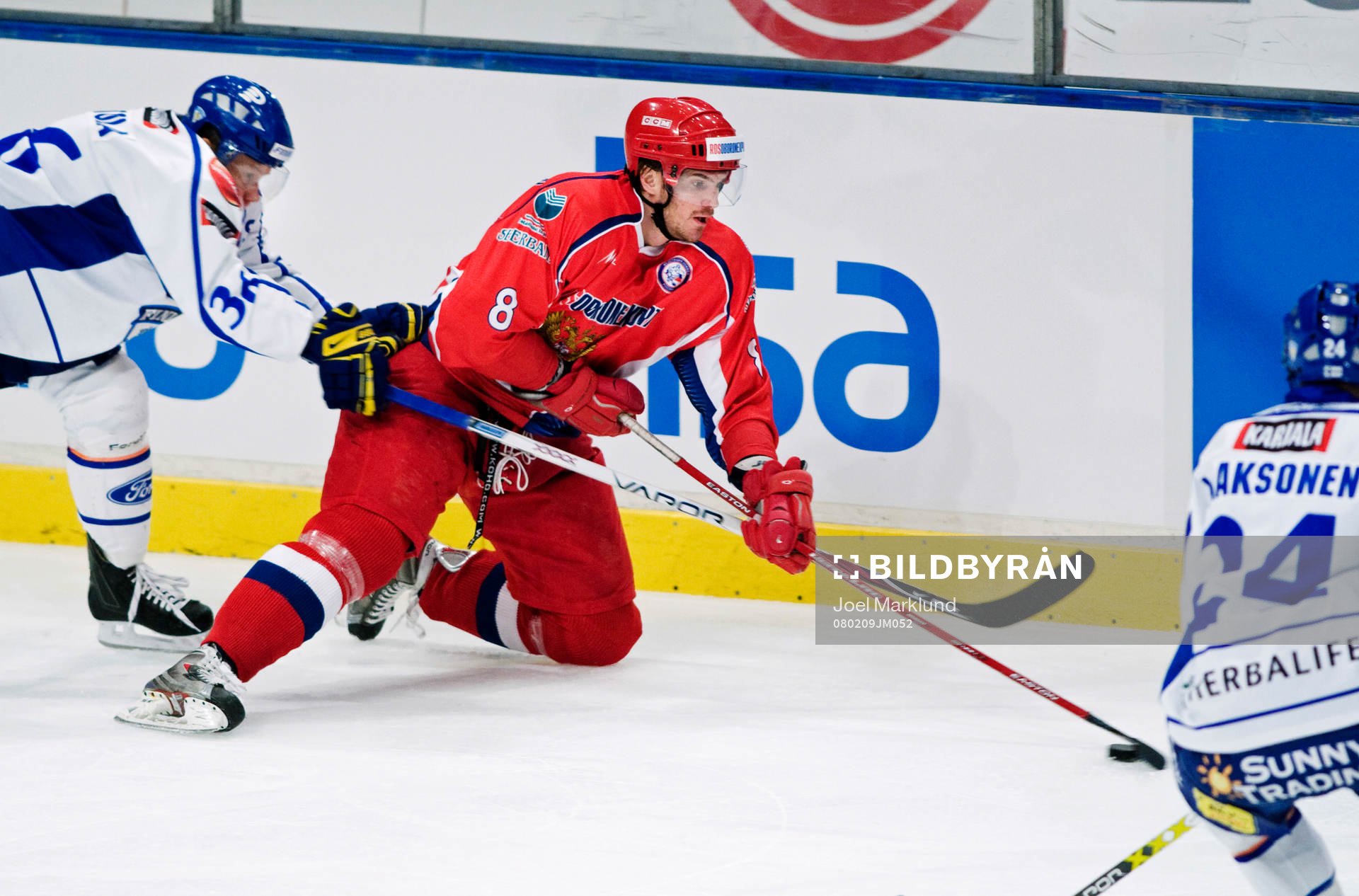 Ville Viitaluoma, Finland, försöker ta pucken av Alexey
