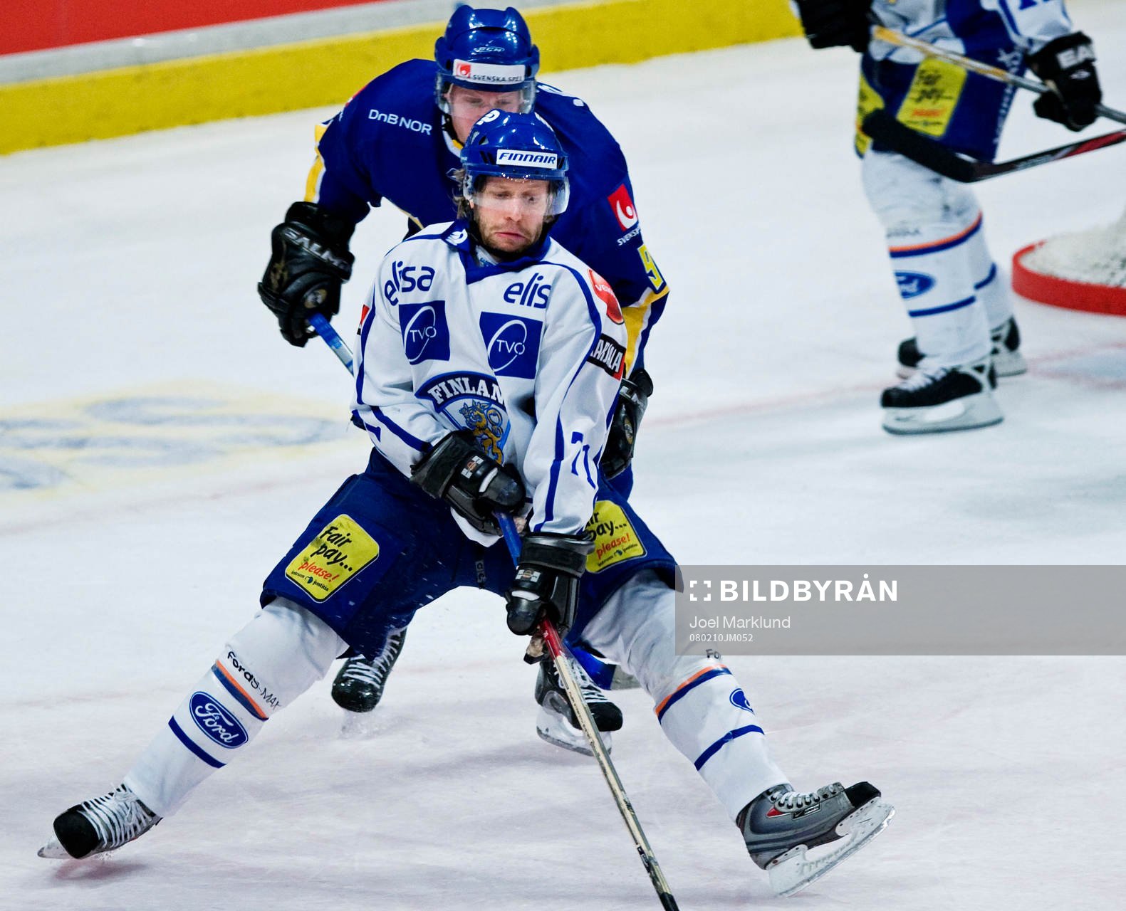 Tomi Kallio, Finland, är skäret före Tony Mårtensson,