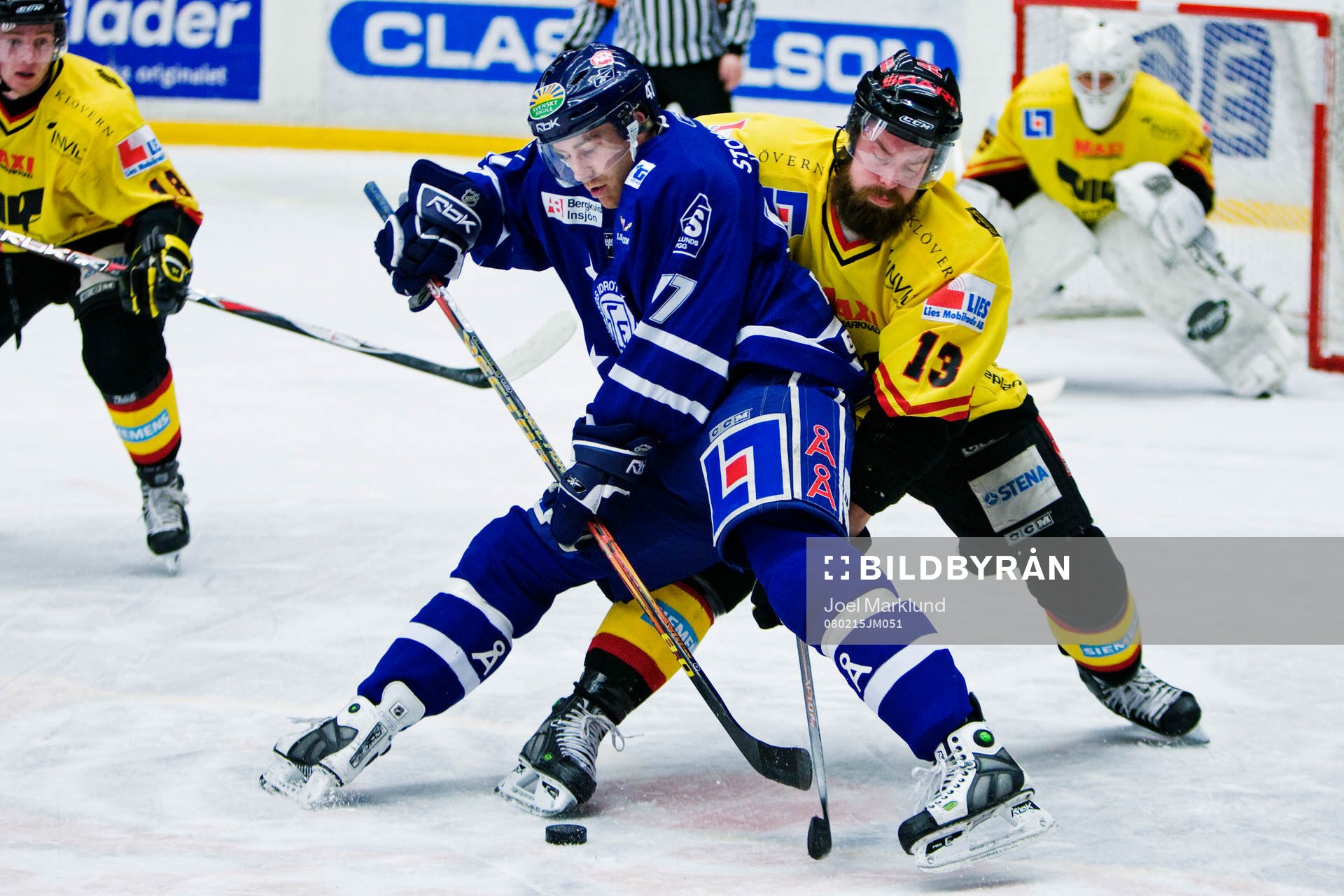 Mikael Karlberg, Leksand, kämpar om pucken mot Rasmus