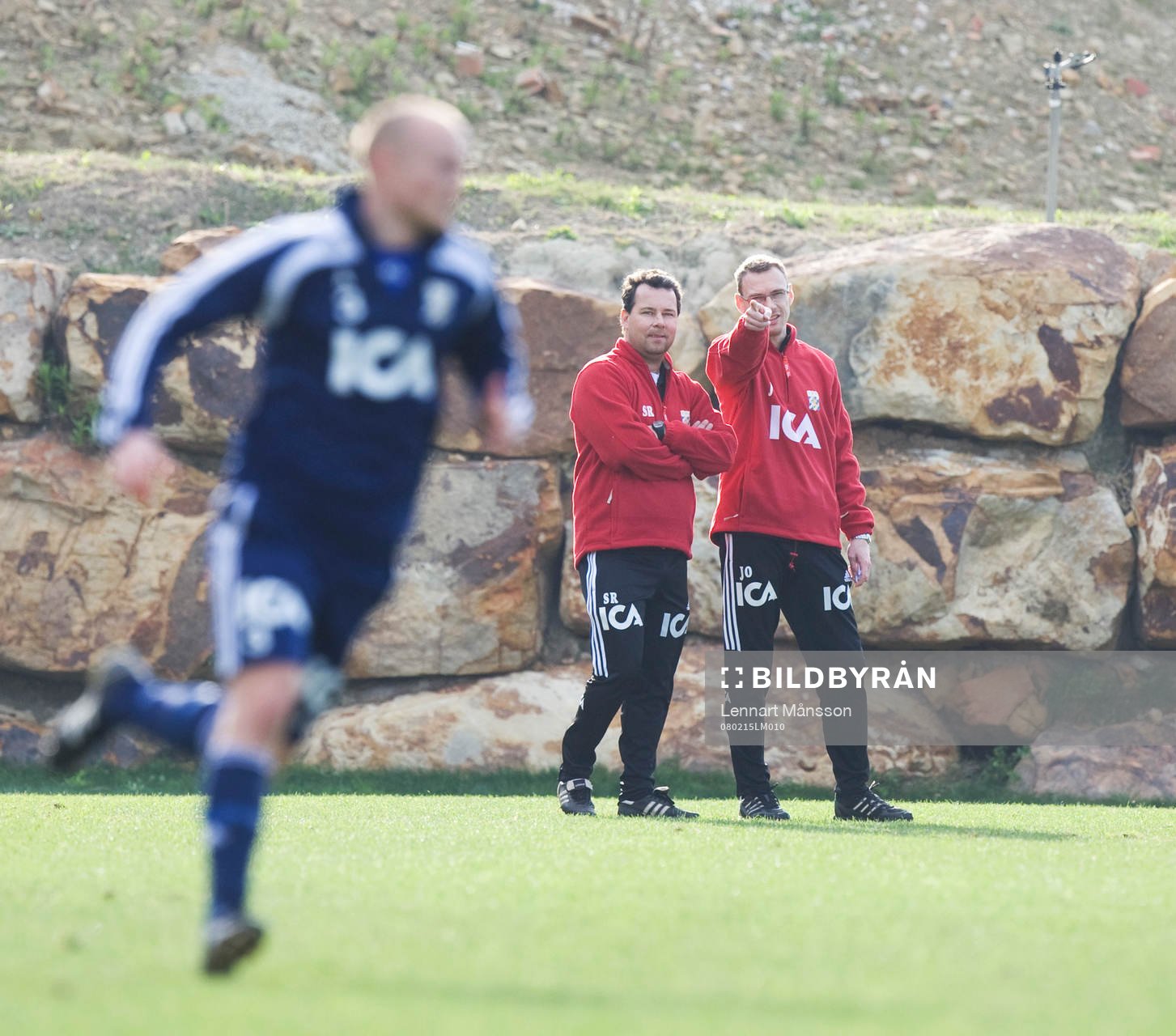  Tränarduon Stefan Rehn och Jonas Olsson kollar in nye Nicklas Karlsson.
© Bildbyrån - 62802