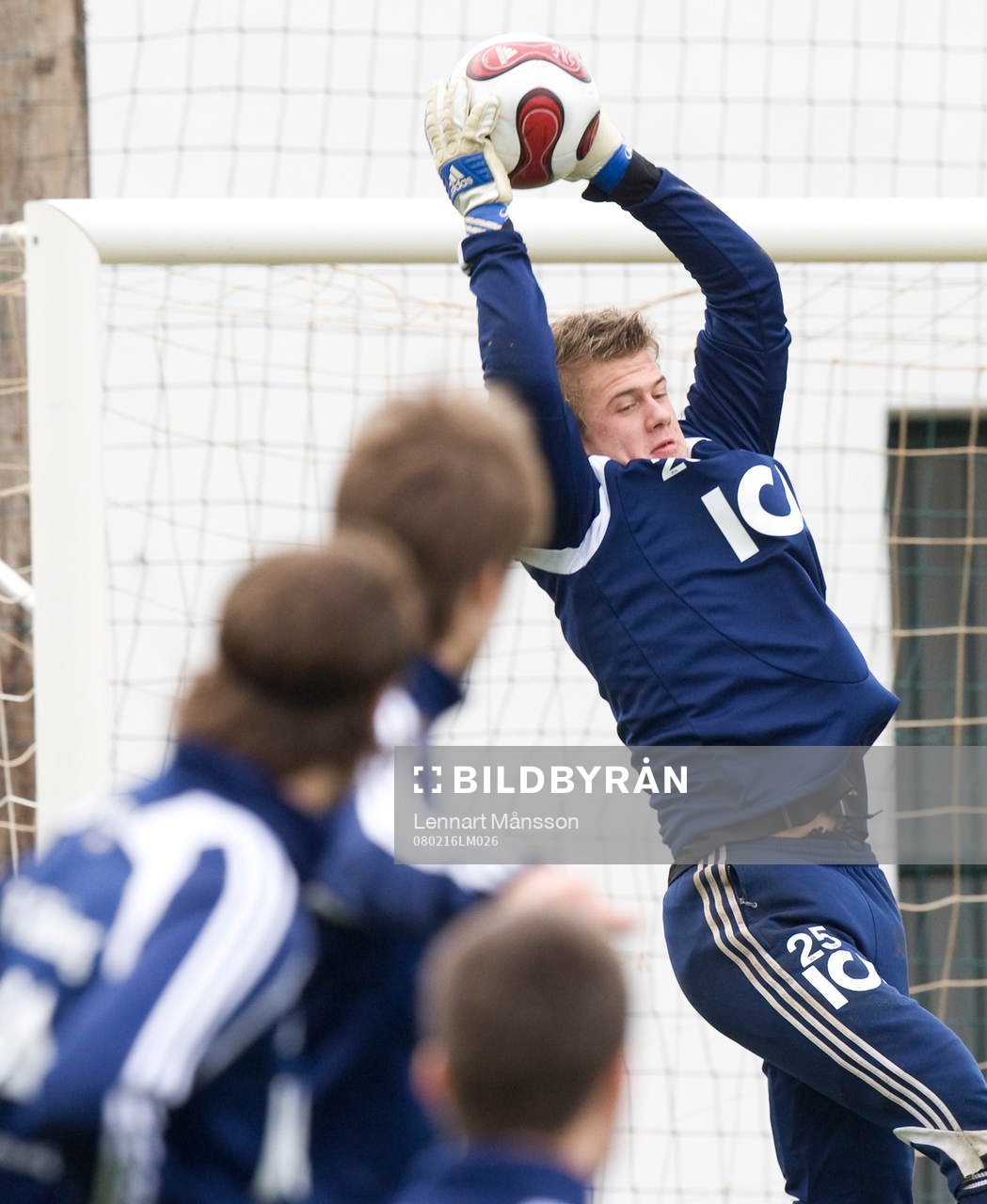 Många tittar imponerade på när unge Erik Dahlin fångar