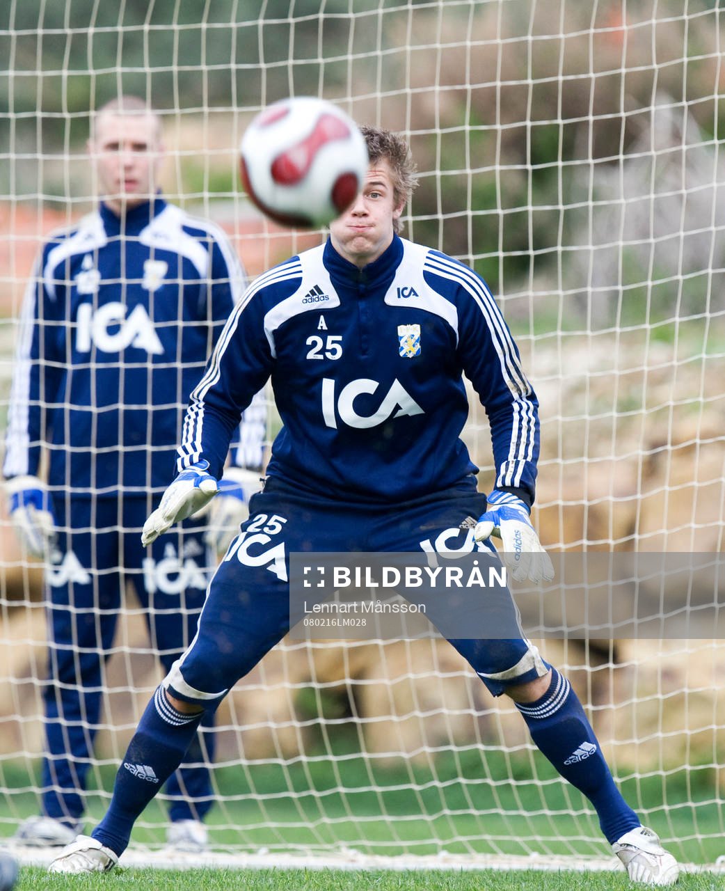 Unge målvaktstalangen Erik Dahlin beredd fånga bollen