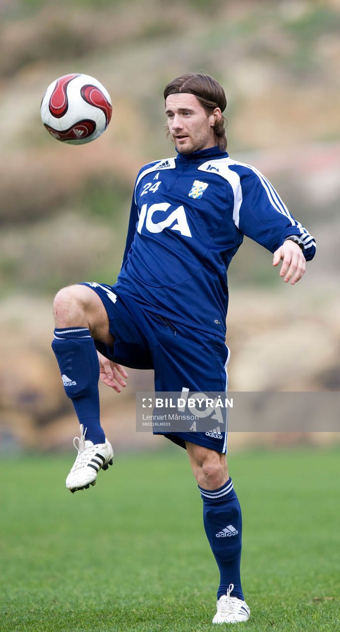 Jonathan Berg kickar loss