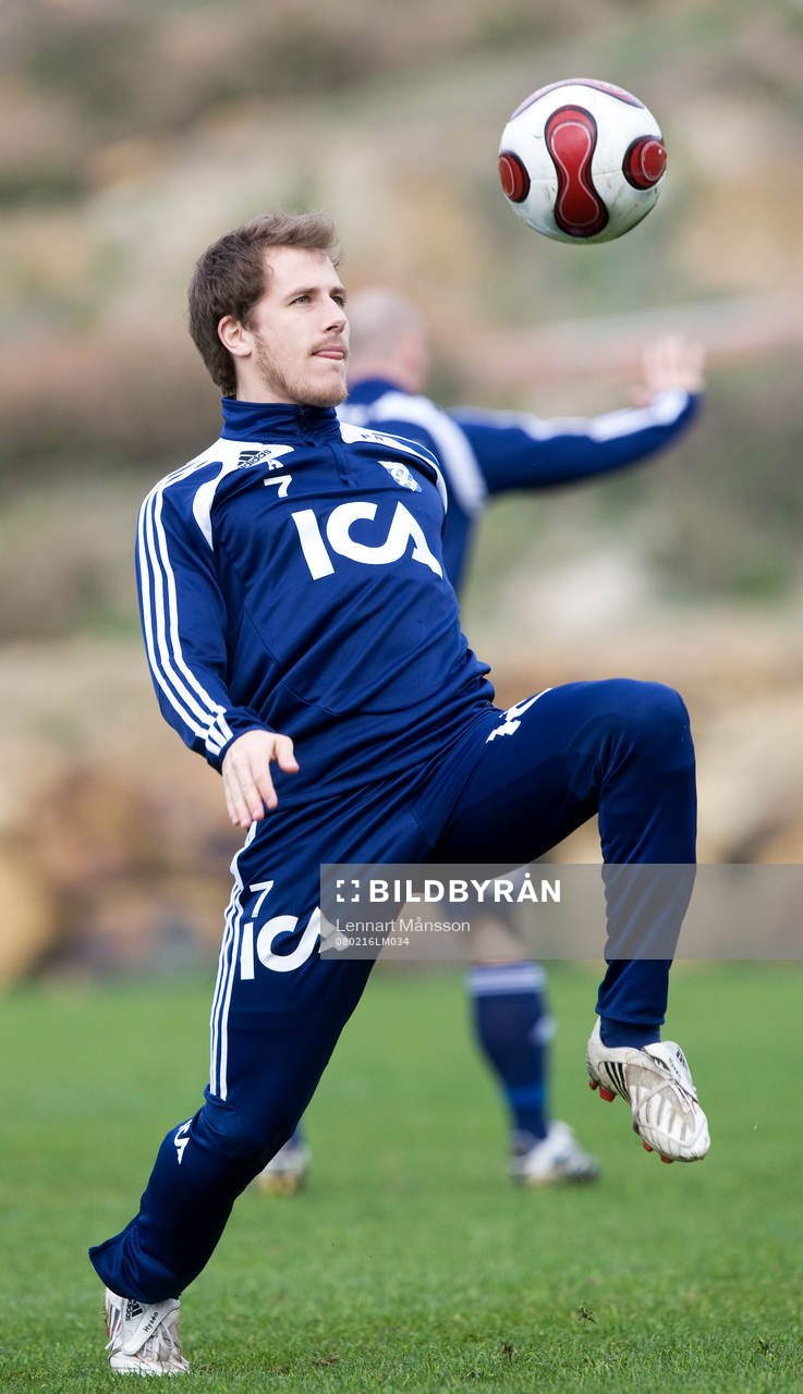 Tobias Hysén kickar loss