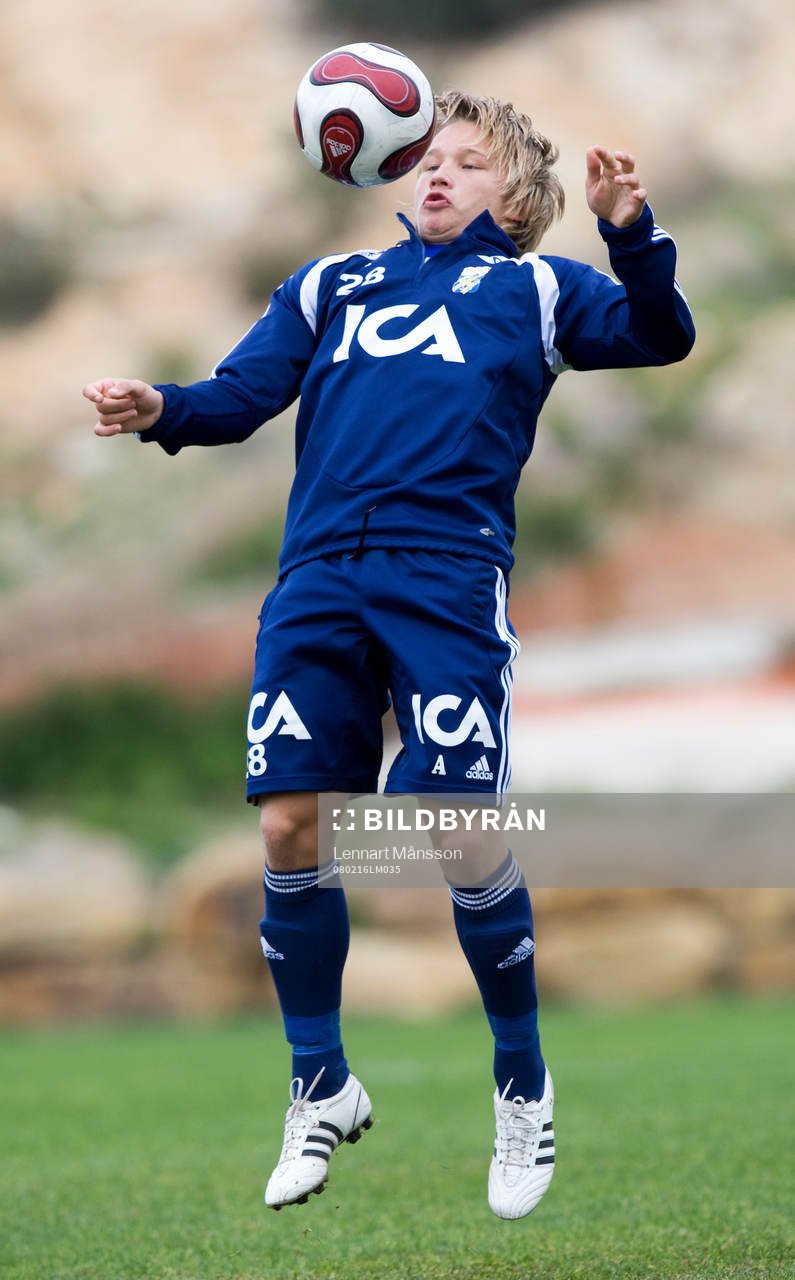 Niklas Bärkroth, 16, kickar loss