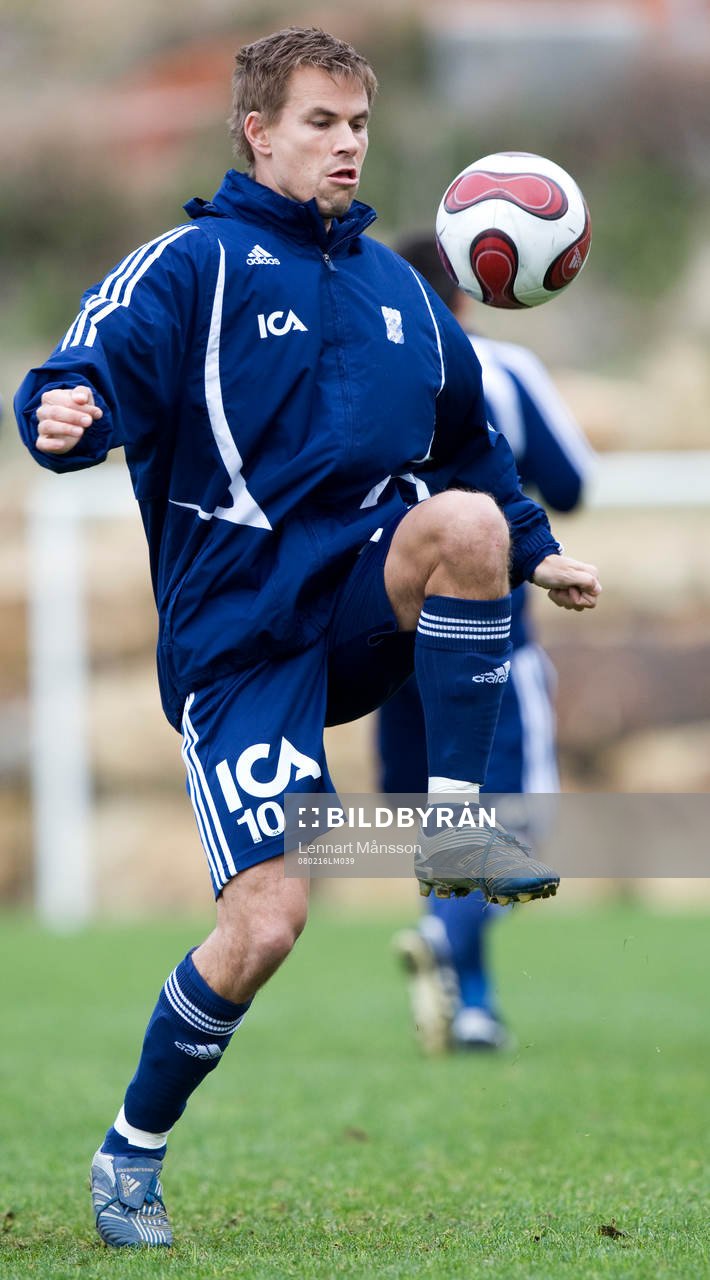 Niclas Alexandersson kickar boll