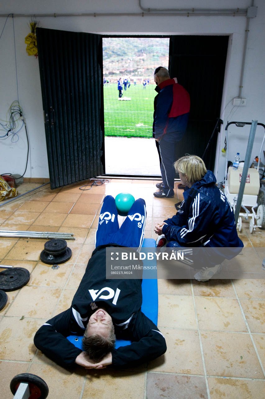 Regnet öser ner, inne i ett förråd är det rehab som