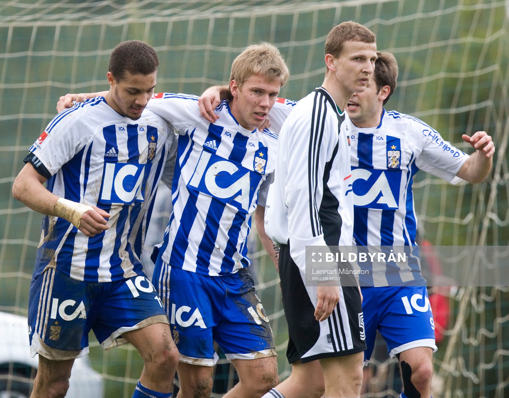   2-2, Pontus Wernbloom, som grattas av Mathias Ranégie och Stefan Selakovic.