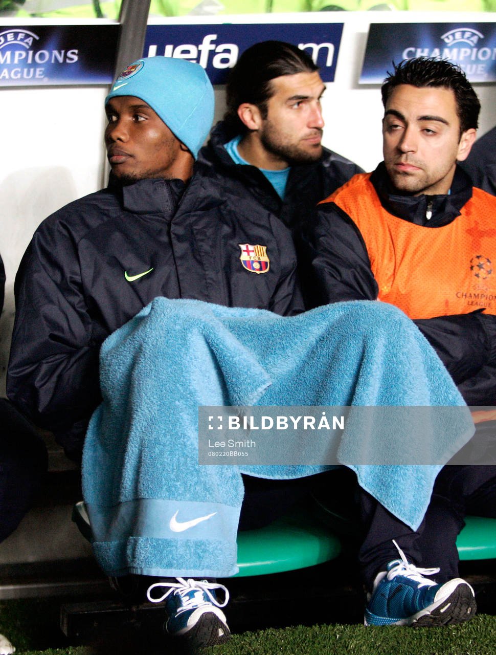Samuel Eto och Xavi, Barcelona, sitter på bänken