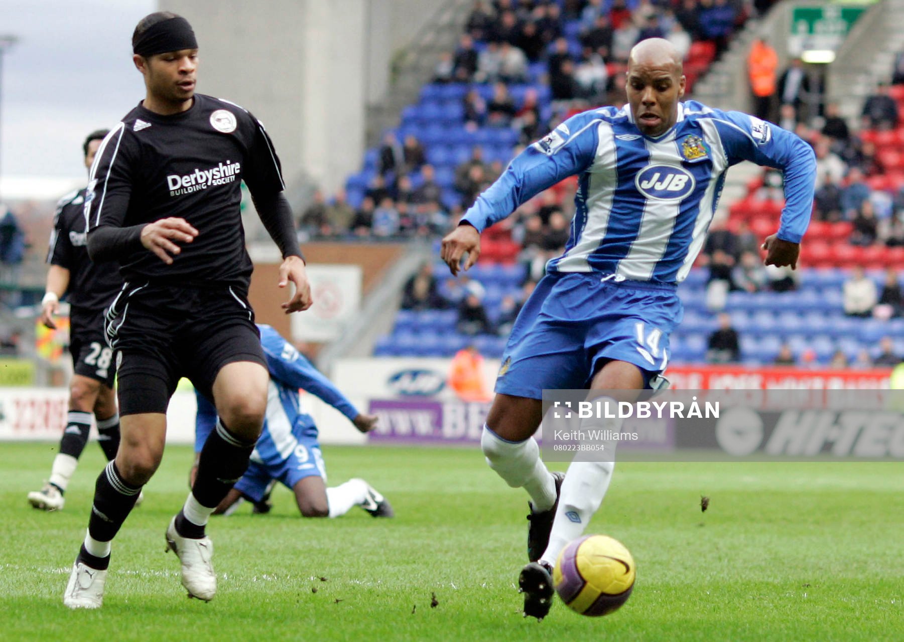   Marlon King, Wigan och Dean Leacock, Derby.
