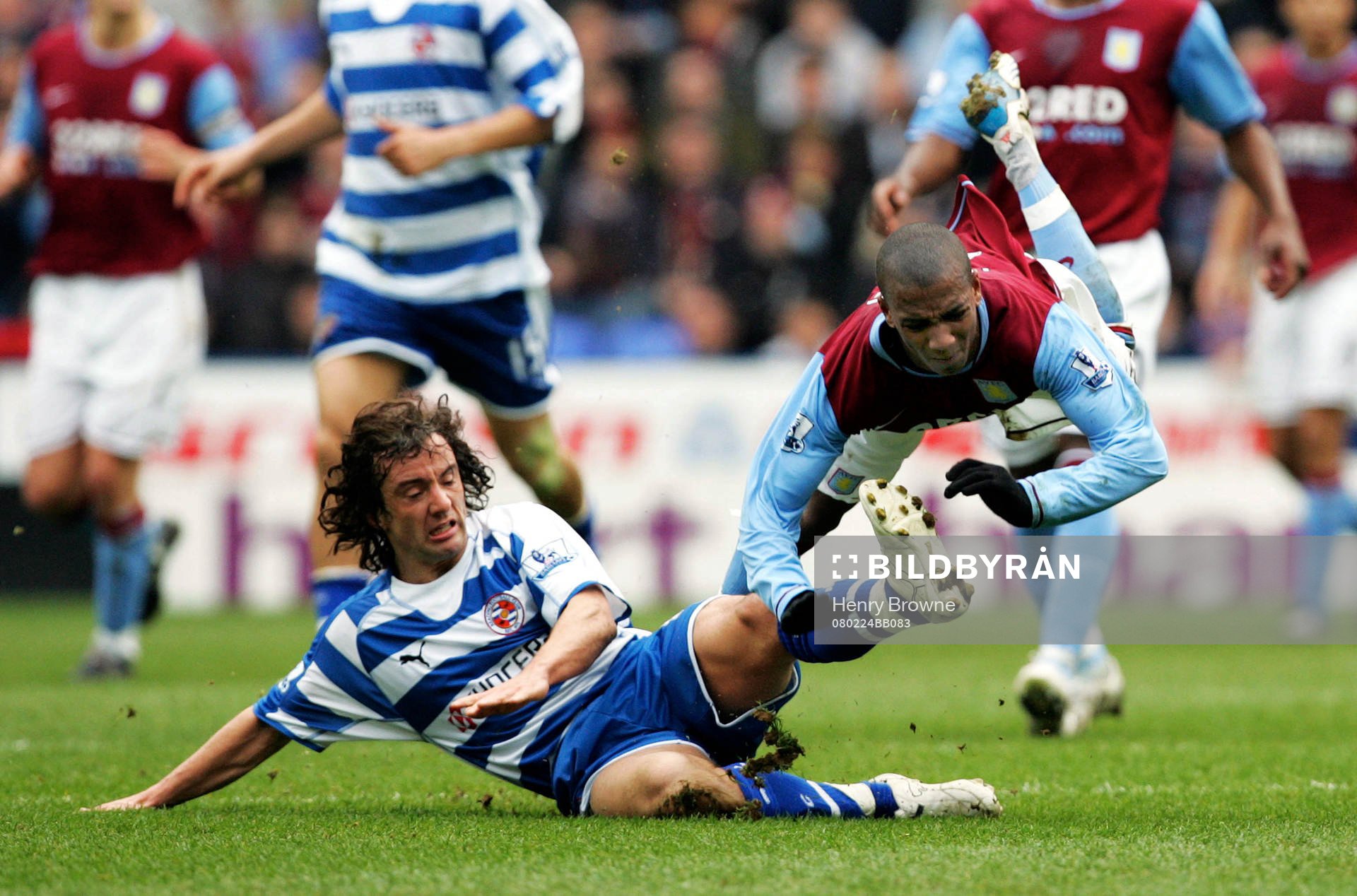 Stephen Hunt, Reading fäller Ashley Young, Aston Villa