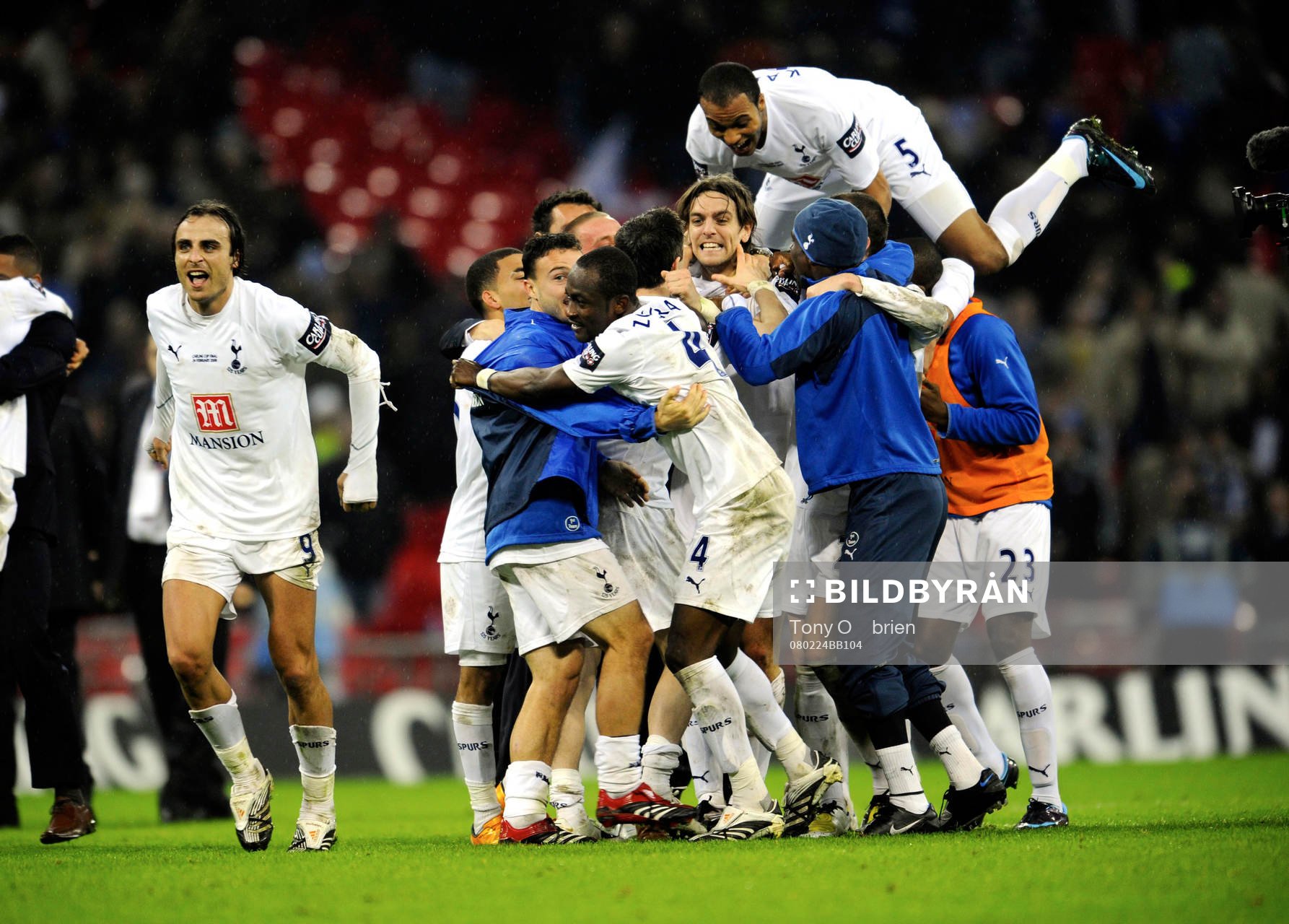 Jonathan Woodgate och Tottenham jublar. Jubel, glädje