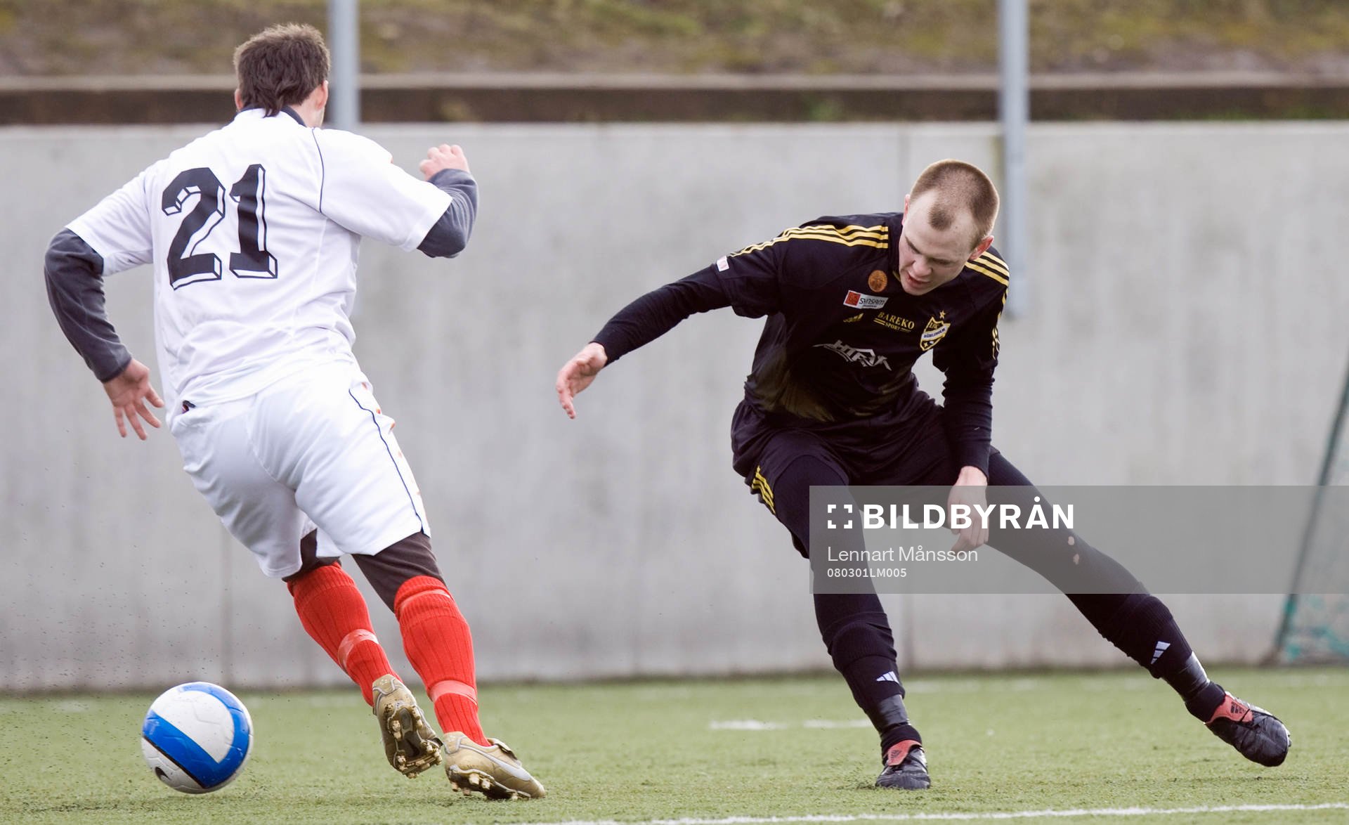 2-1, en Mabi-spelare fintar Fredrik Hägglund och slår in