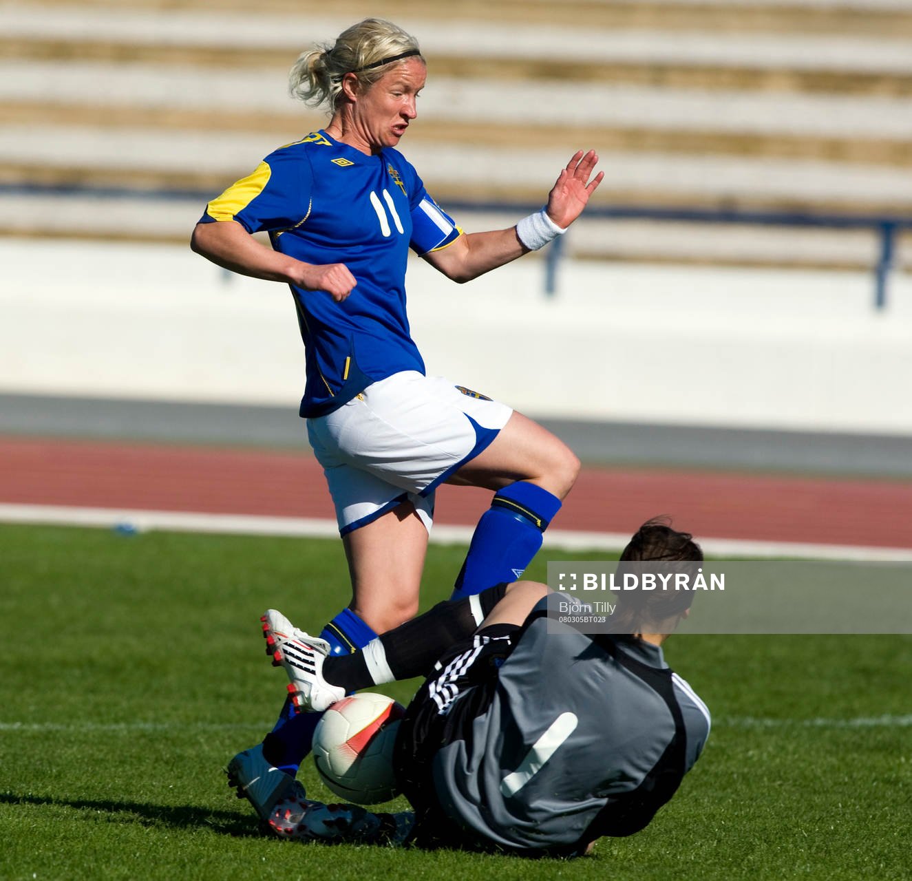Victoria Svensson, Sverige, och Minna Meriluoto, målvakt,