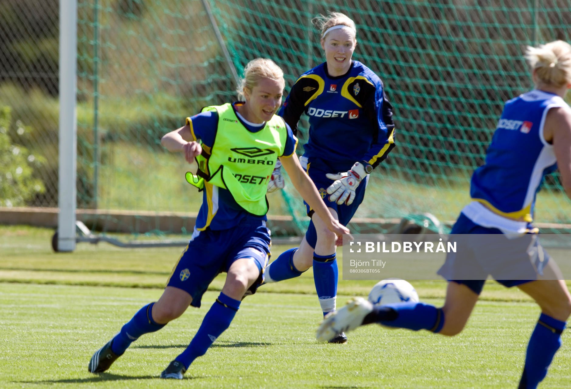 Stina Segerström och  Hedvig Lindahl, målvakt