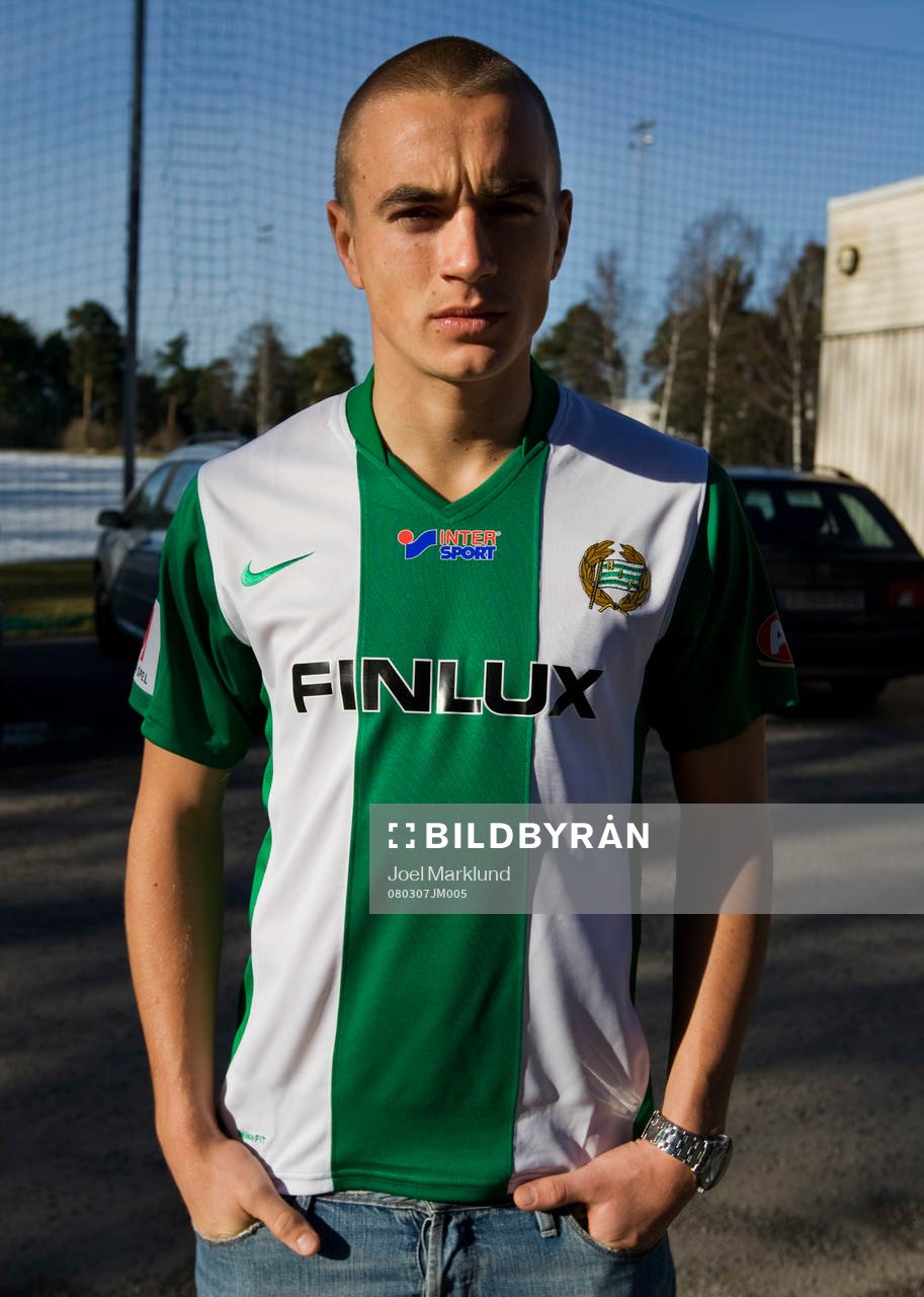 Petter Andersson, Hammarby, visar säsongens matchtröja