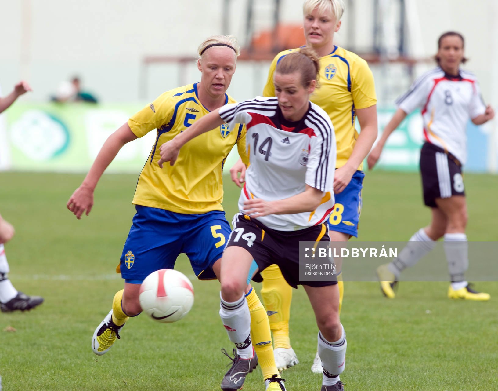 Caroline Seger, Sverige, Simone Laudehr, Tyskland, och