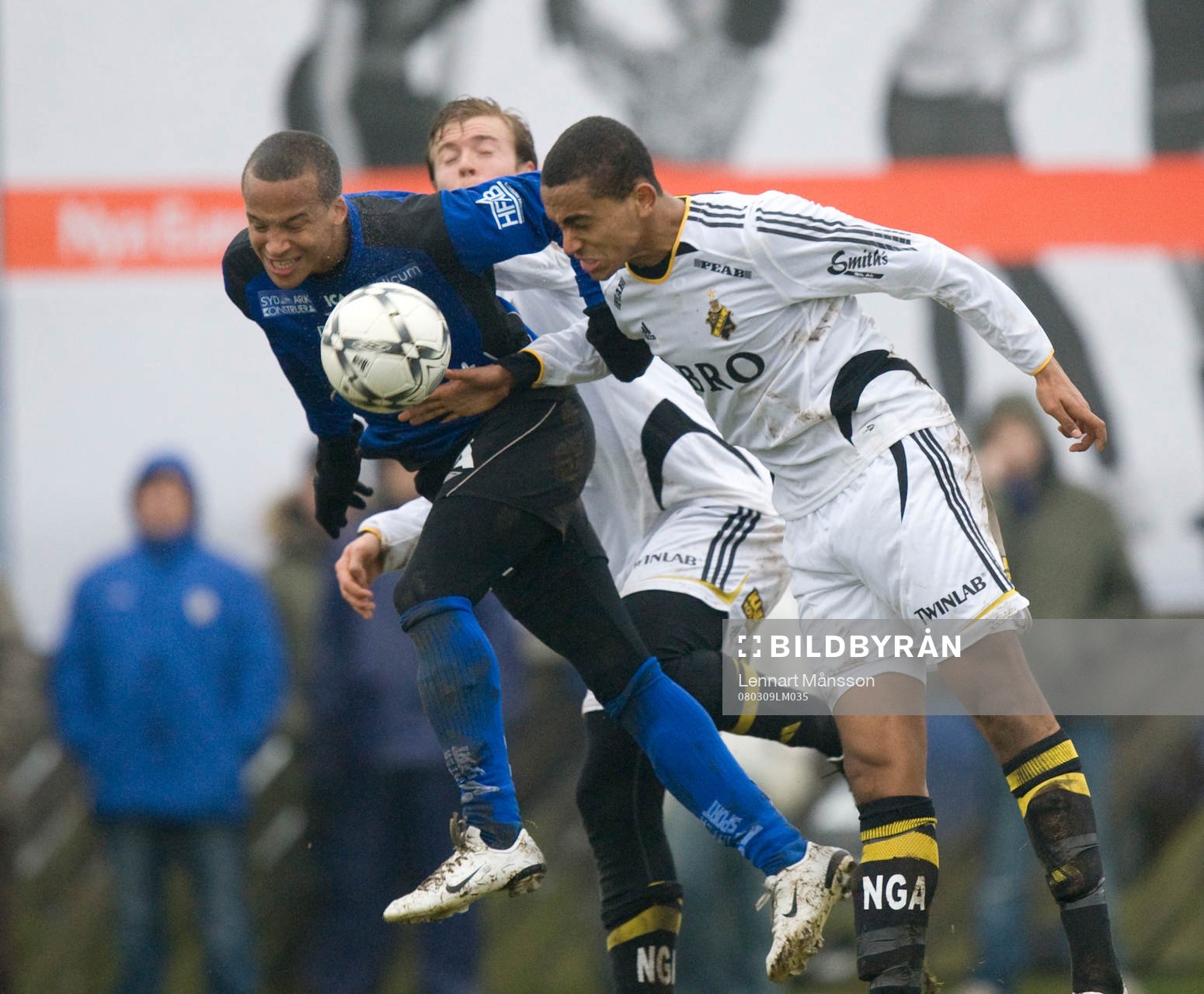 Marcus Olsson, Halmstad, och Saihou Jagne, AIK, nickduell