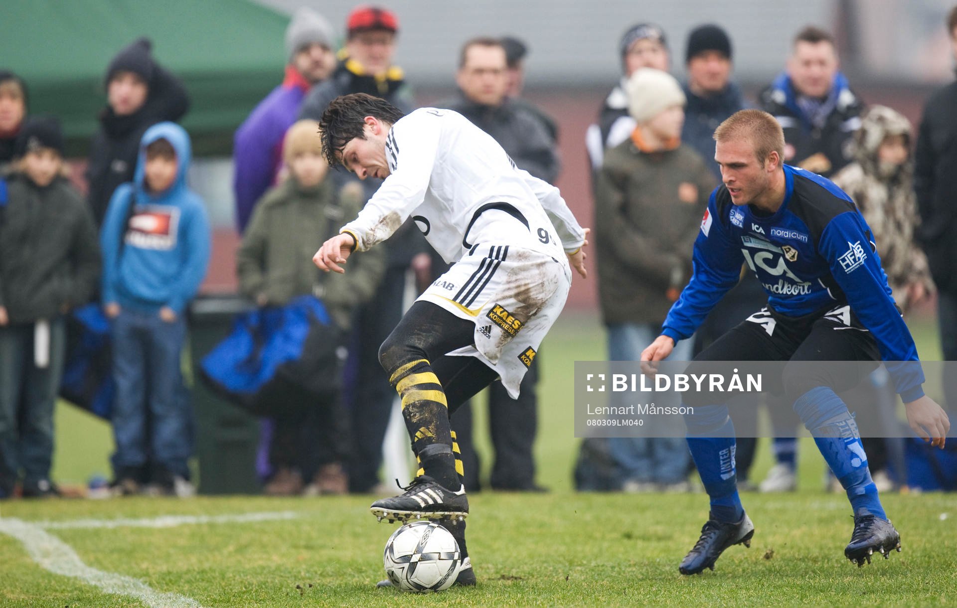 Bojan Djordic trampar på bollen, Jesper Westerberg avvaktar