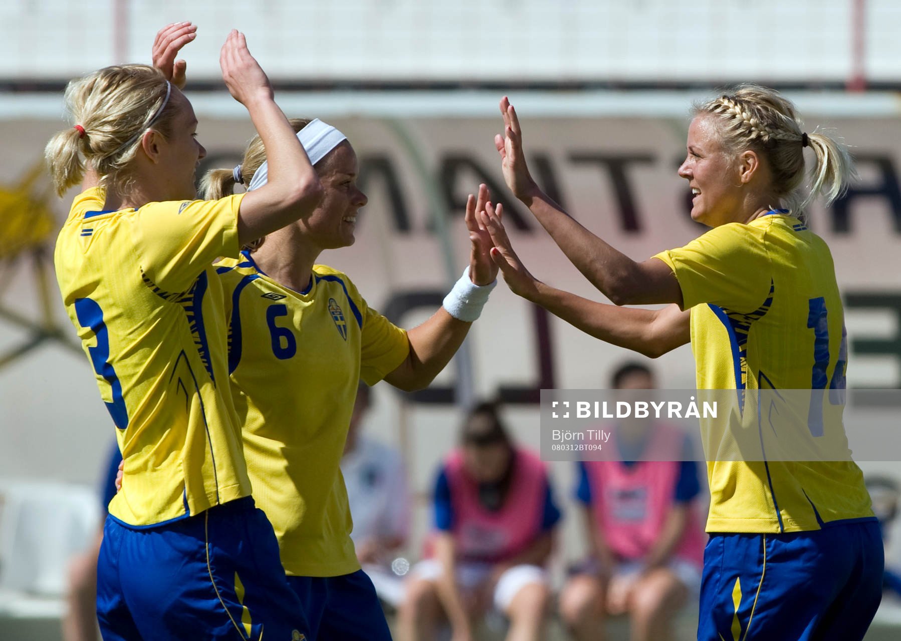  Stina Segerström, Sara Thunebro och Josefine Öqvist, Sverige, jubel efter 1-0. 