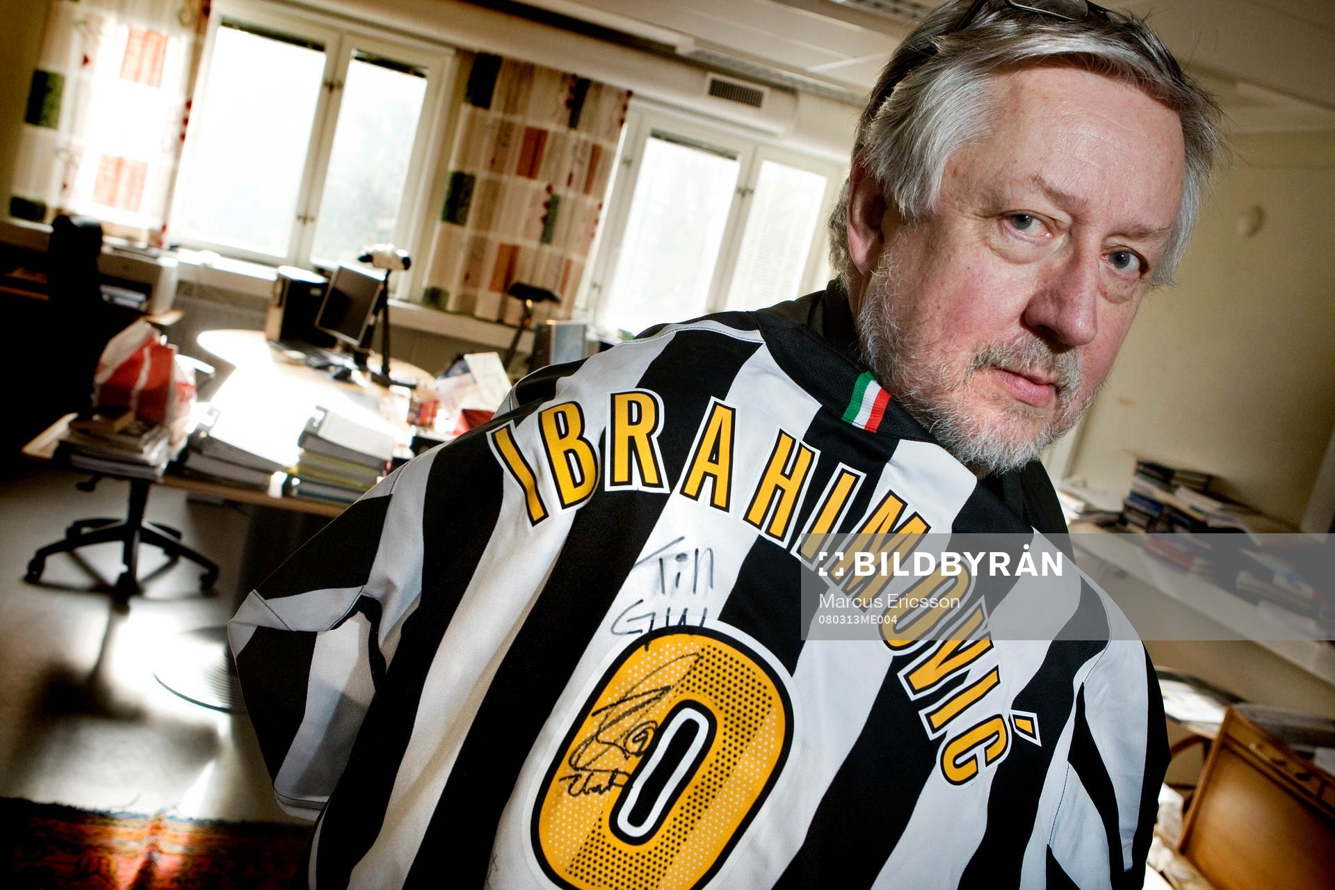 Leif GW Persson visar sin tröja som Zlatan Ibrahimovic har