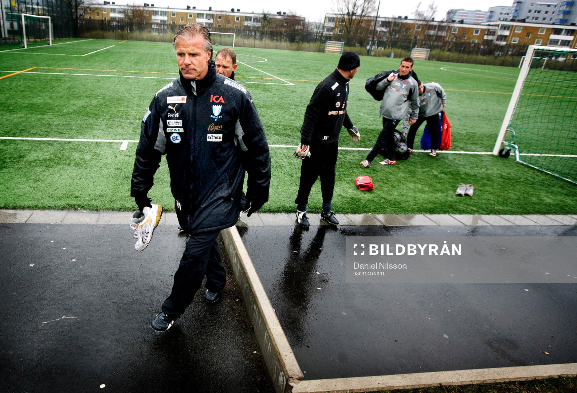Roland Nilsson, tränare, lämnar en regnig Kulladals IP