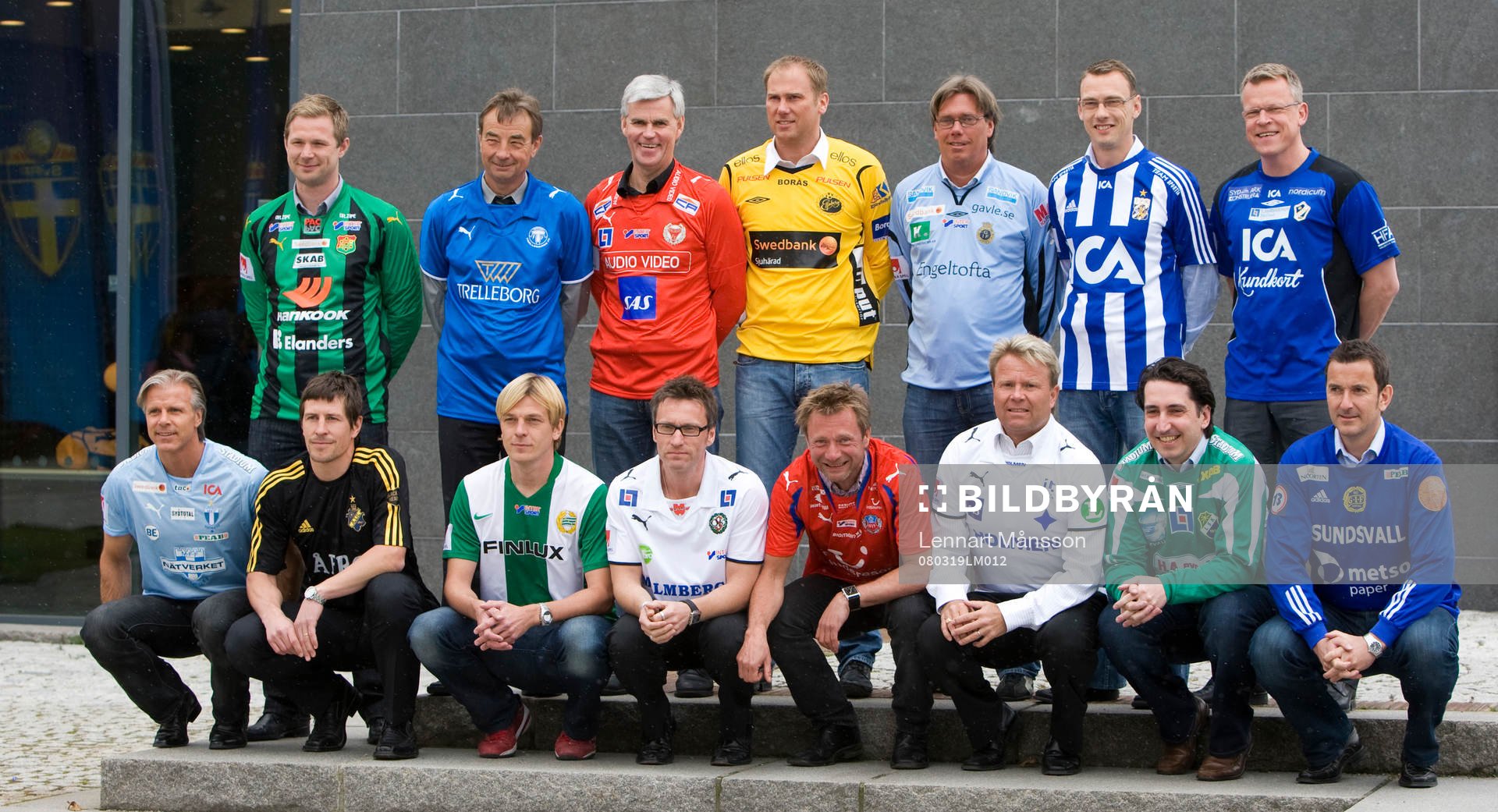  De allsvenska tränarna, bakre raden fr.v. Magnus Pehrsson, Gais, Tom Prahl, Trelleborg, Nanne Bergstrand, Kalmar, Magnus Haglund, Elfsborg, Per Olsson, Gefle, Jonas Olsson, IFK Göteborg, Jan Andersson, Halmstad. Främre raden fr.v.: Roland Nilsson, Malmö FF, Thomas Lagerlöf, AIK, Tony Gustafsson, Hammarby, Sixten Boström, Örebro, Peter Gerhardsson, Helsingborg, Mats Jingblad, Norrköping, Dave Wilson, Ljungskile och Per Roar Hansen, Sundsvall.
© Bildbyrån - 62823