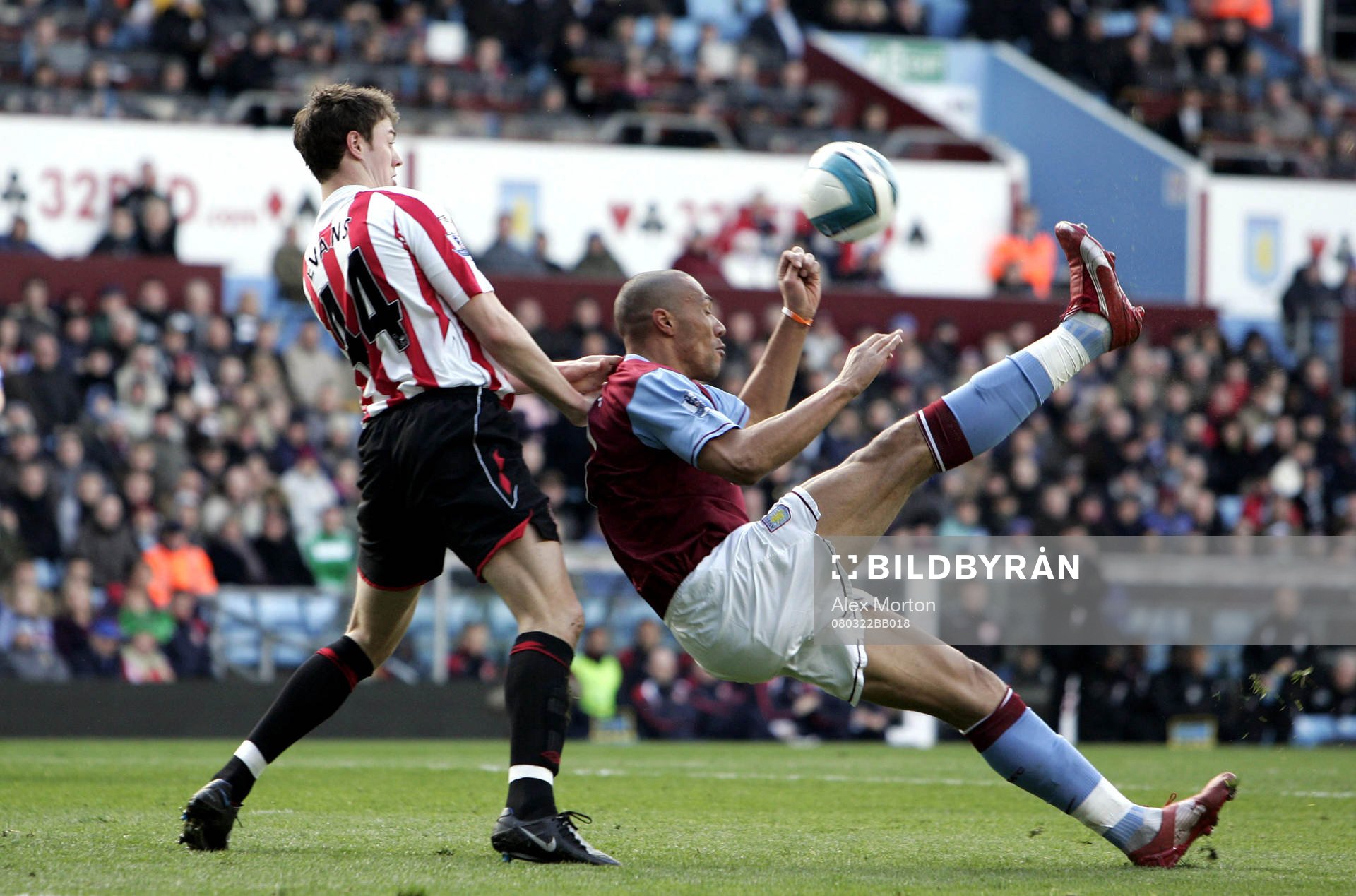 John Carew, Aston Villa, skjuter