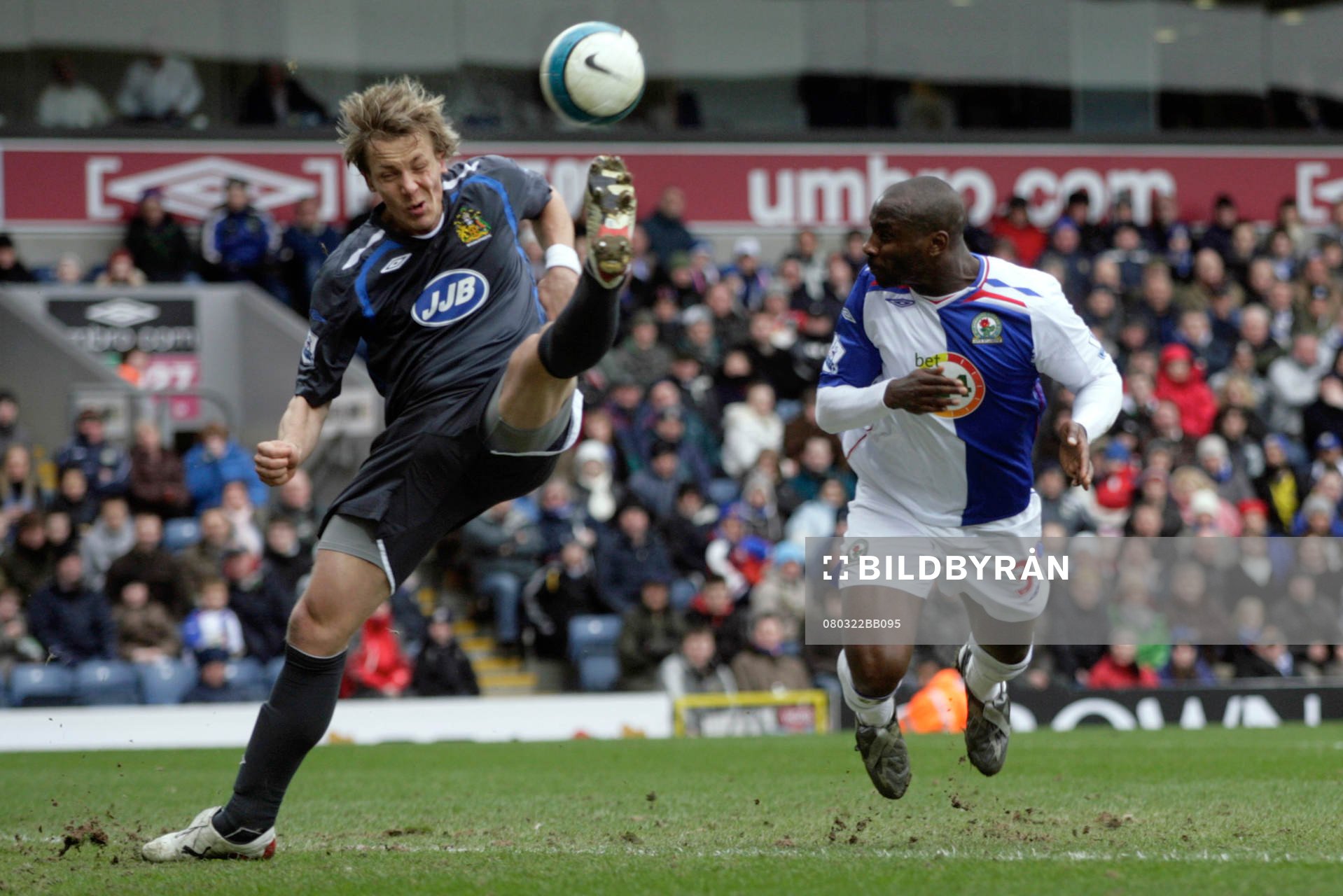 Erik Edman, Wigan, skadar sig.  Jason Roberts, Blackburn,