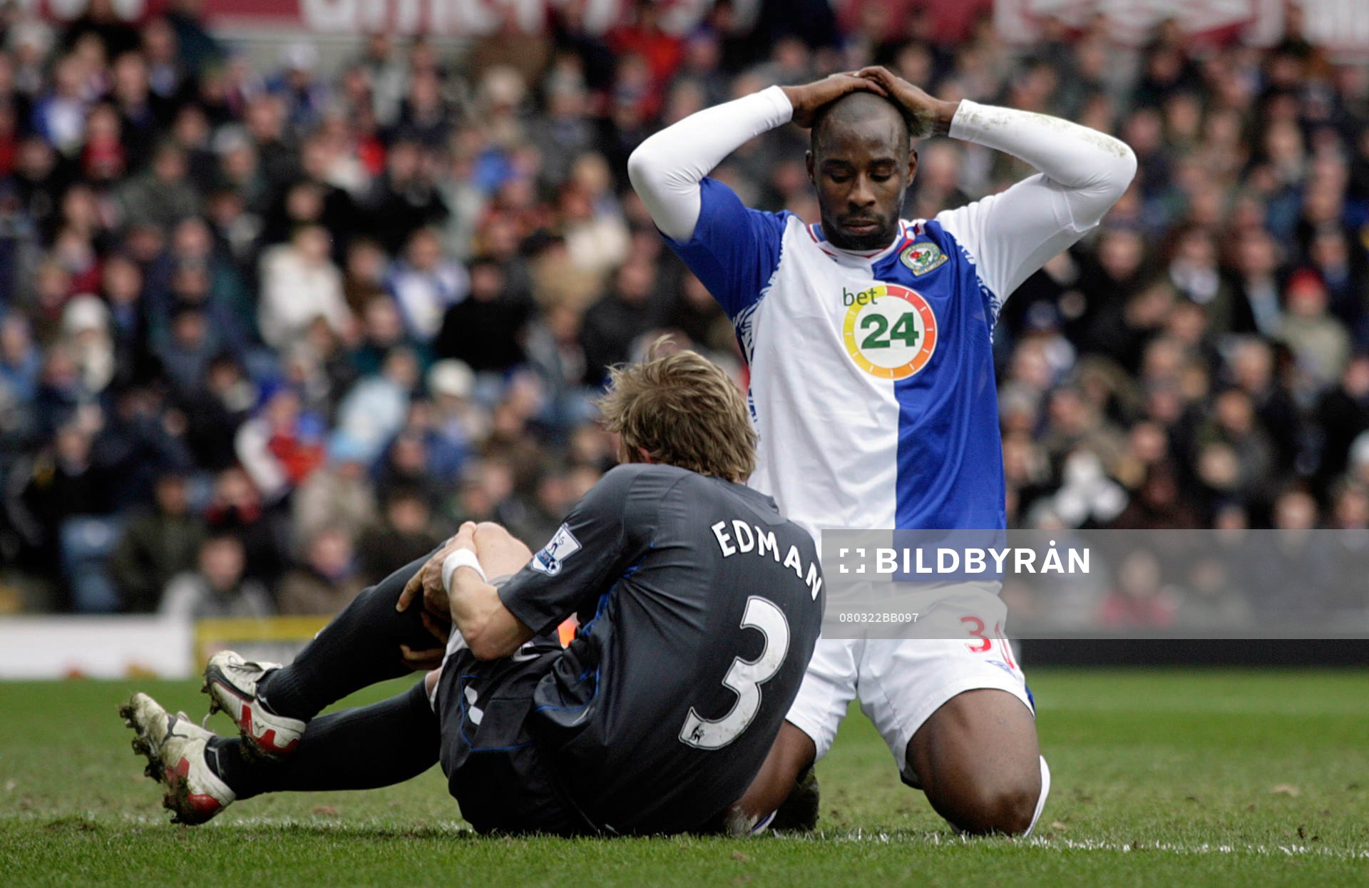Jason Roberts, Blackburn, är bekymrad när Erik Edman,