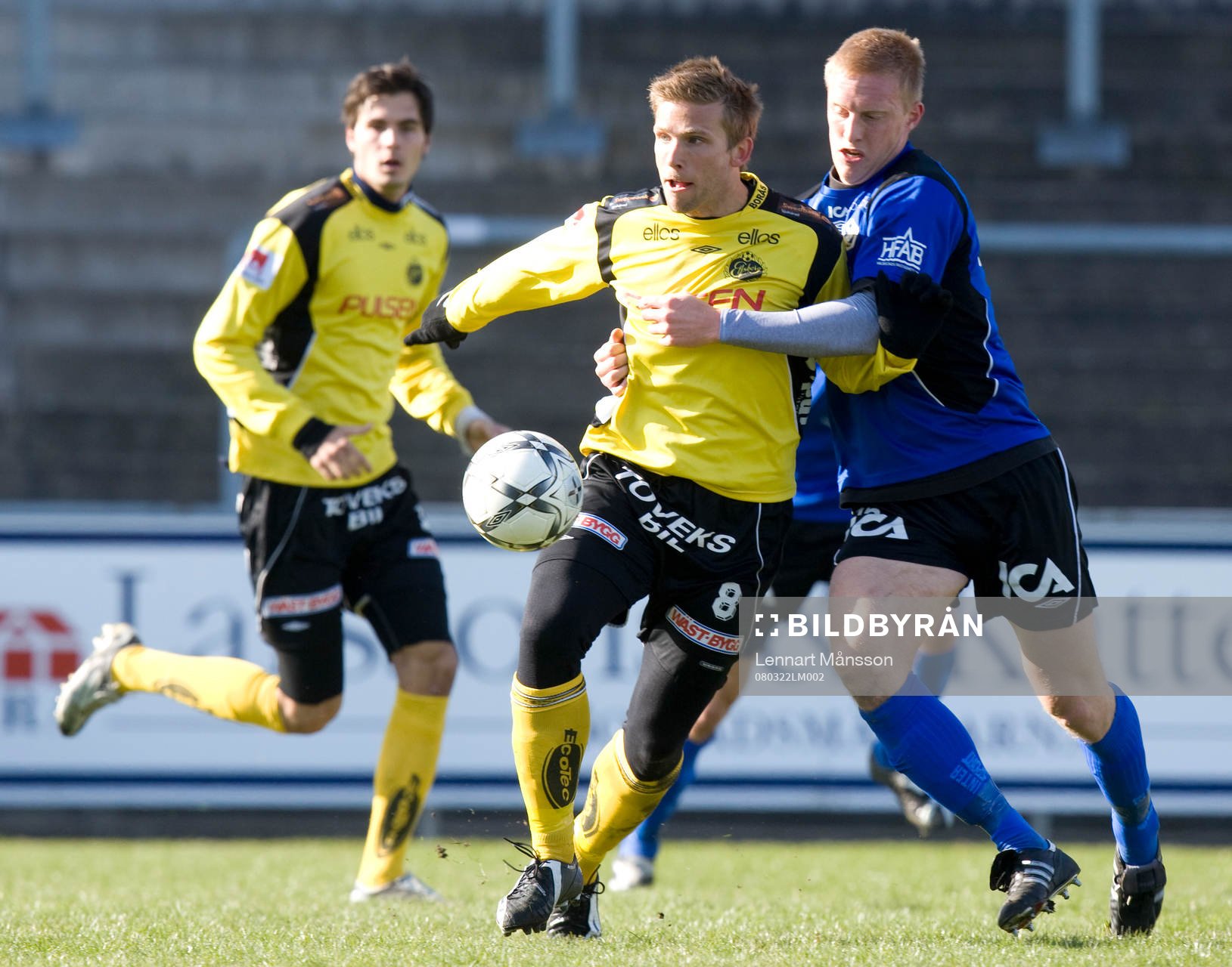 Peter Larsson trycker Anders Svensson i ryggen