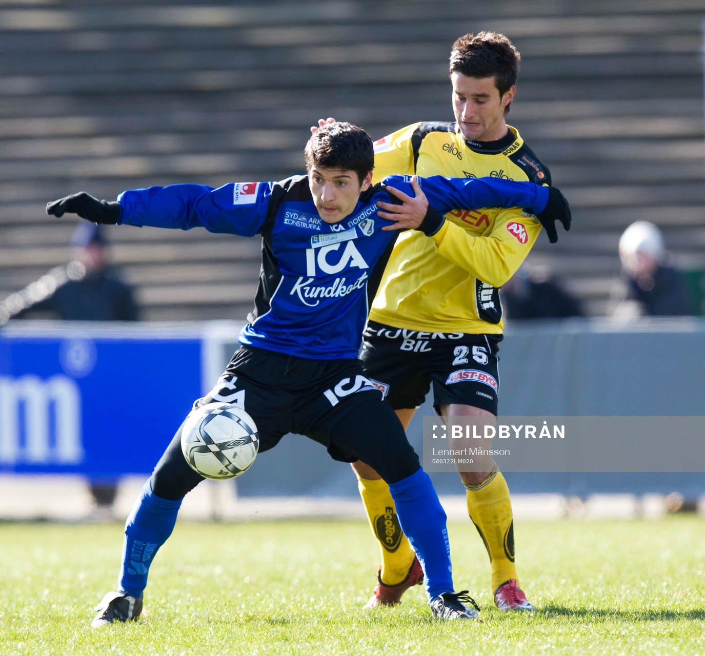 Anel Raskaj, Halmstad, håller undan för Elmin Kurbegovic,