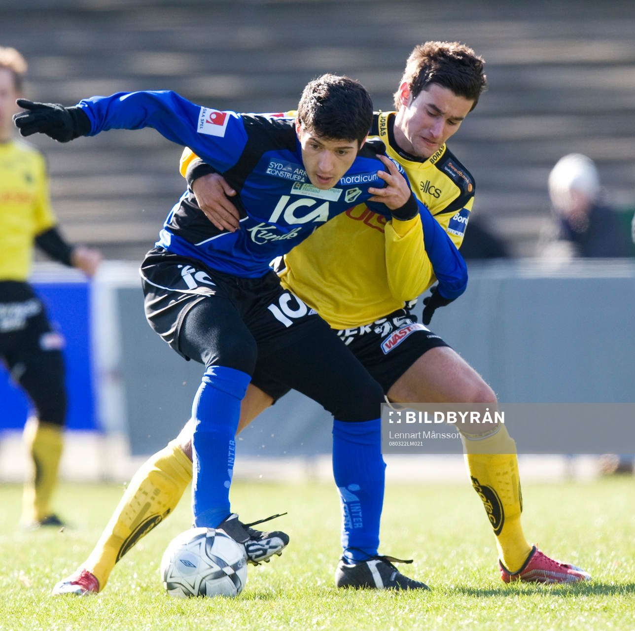 Anel Raskaj, Halmstad, håller undan för Elmin Kurbegovic,
