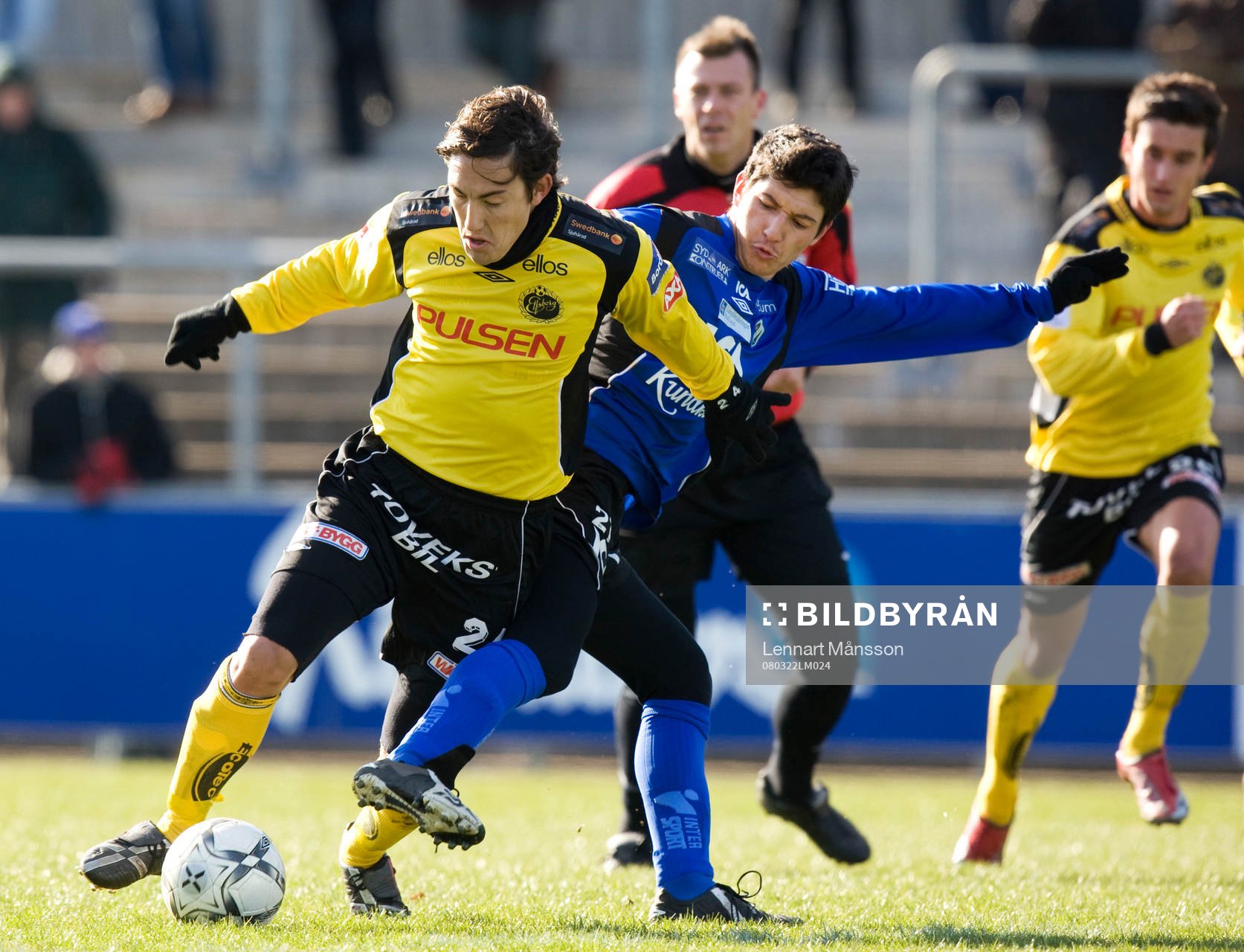 Anel Raskaj trycker Stefan Ishizaki i ryggen