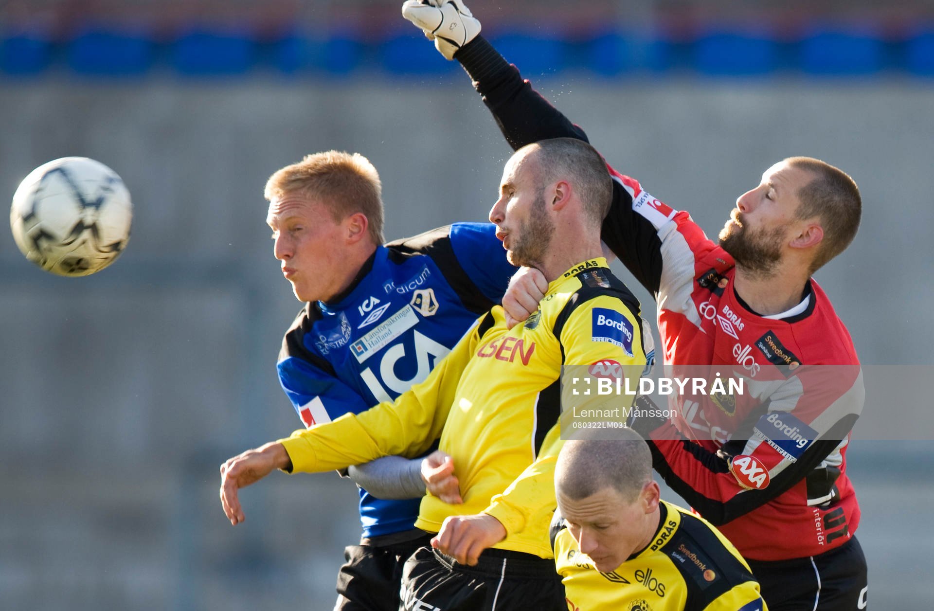 Johan Wiland boxar bort framför Peter Larsson