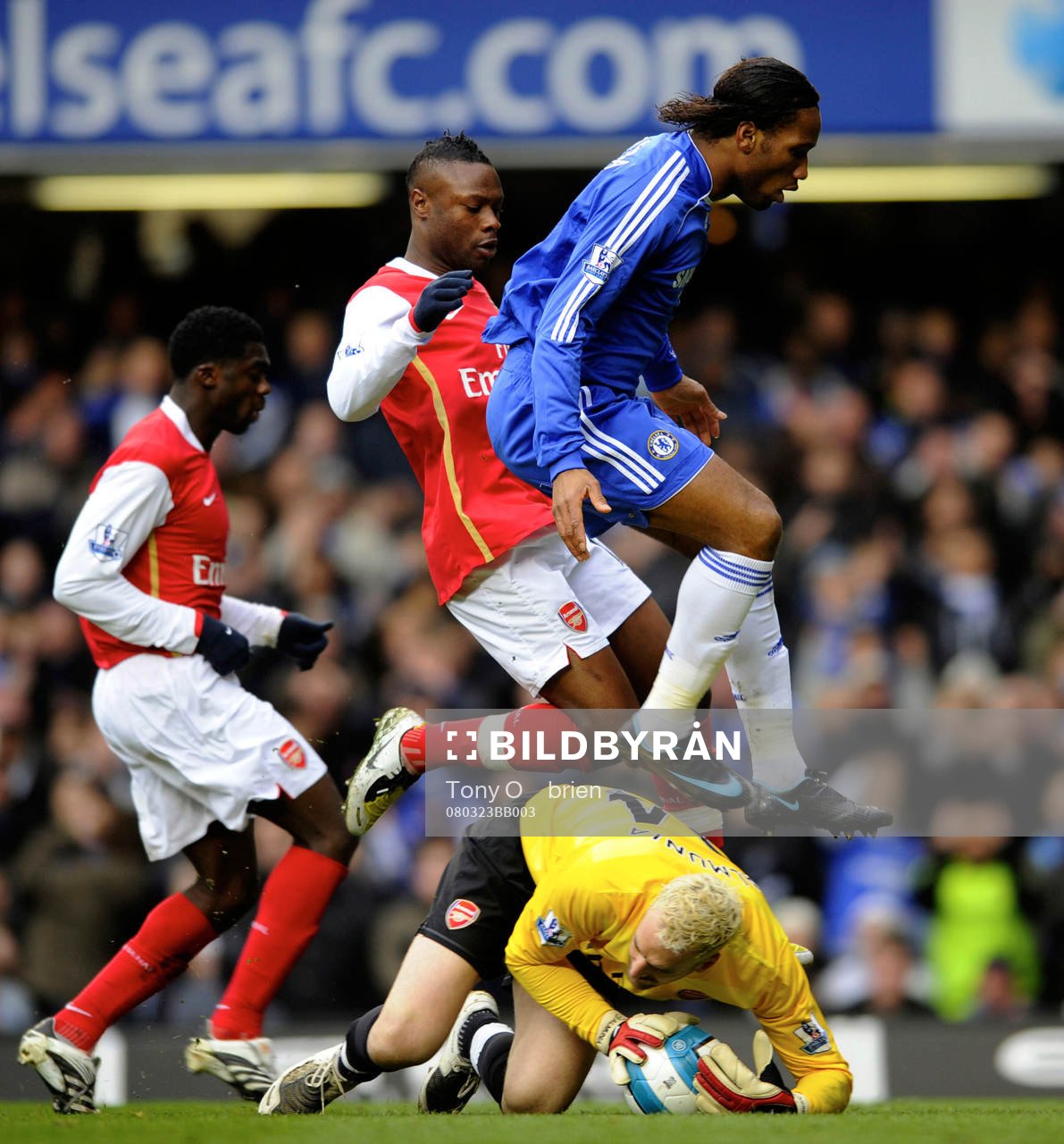   Manuel Almunia, målvakt, Arsenal, tar bollen från Didier Drogba, Chelsea.