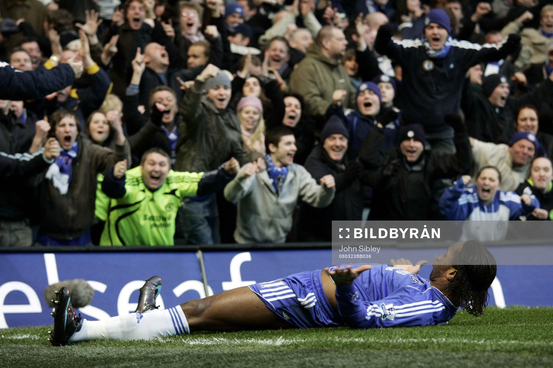  Didier Drogba, Chelsea, firar sitt mål och publiken jublar.