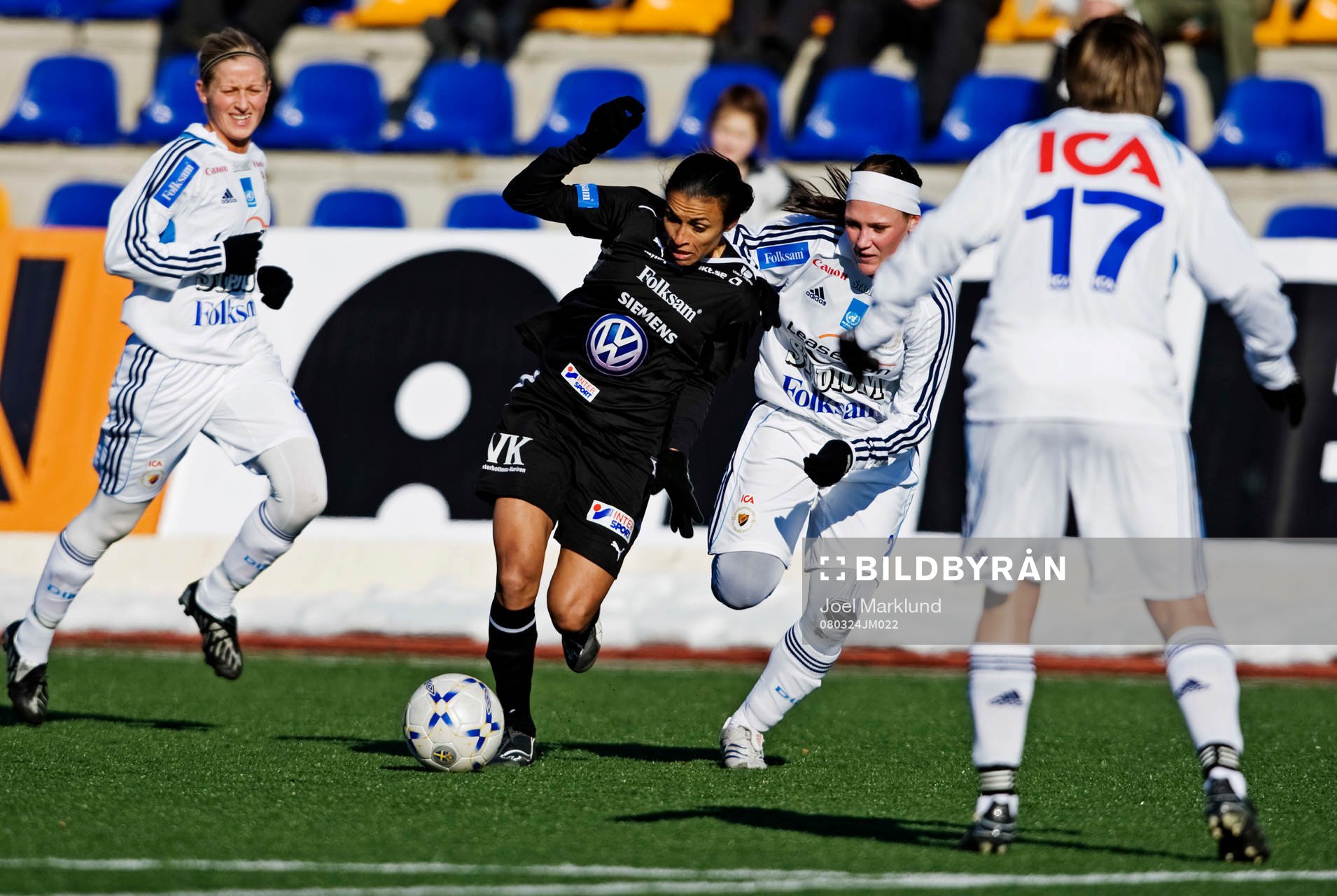 Marta, Umeå, tar sig förbi Malin Engdahl, Djurgården