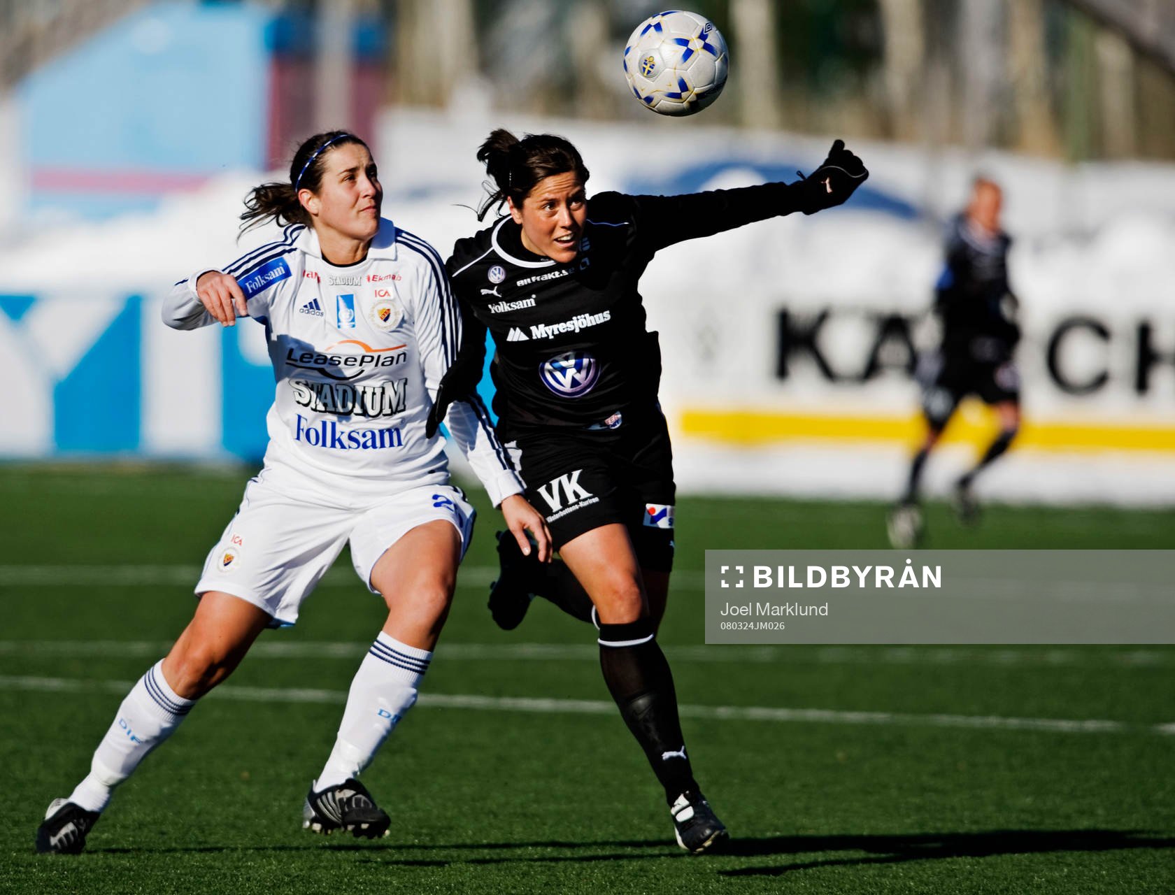 Therese Brogårde, Djurgården, i kamp om bollen med