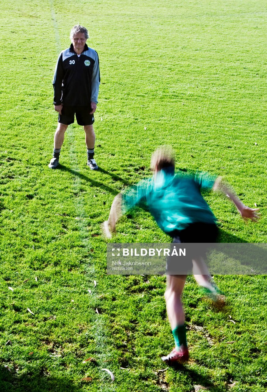 Bo Petersson, manager Enköping, drillar sina spelare