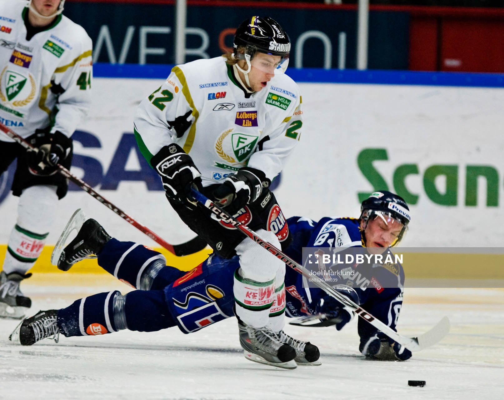 Per Åslund, Färjestad, jagas av Patric Blomdahl,